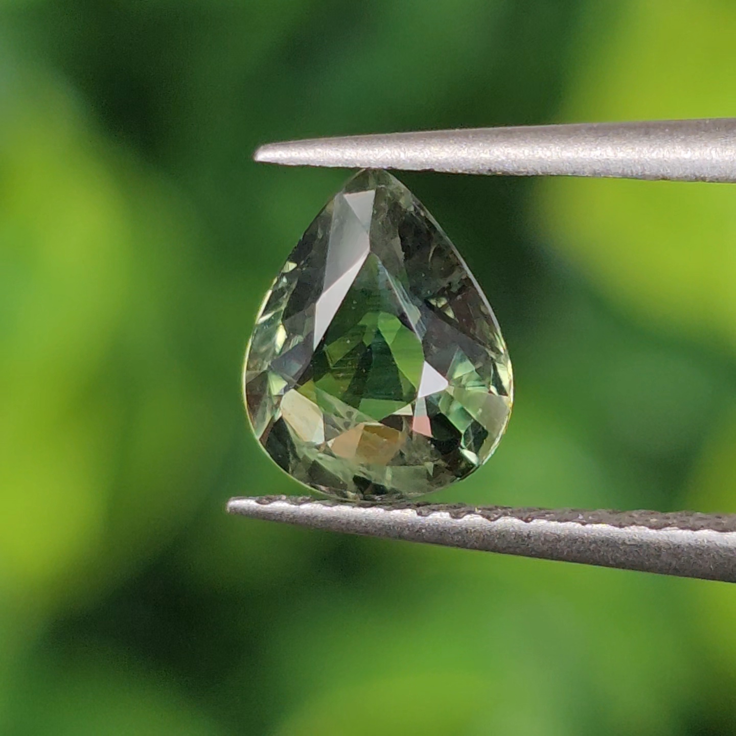 พลอย เขียวส่อง Green Sapphire 0.81 กะรัต (Cts.) ดิบ (Unheated) พลอยแท้ อัญมณีมงคลประจําวันเกิด เครื่องประดับพลอย