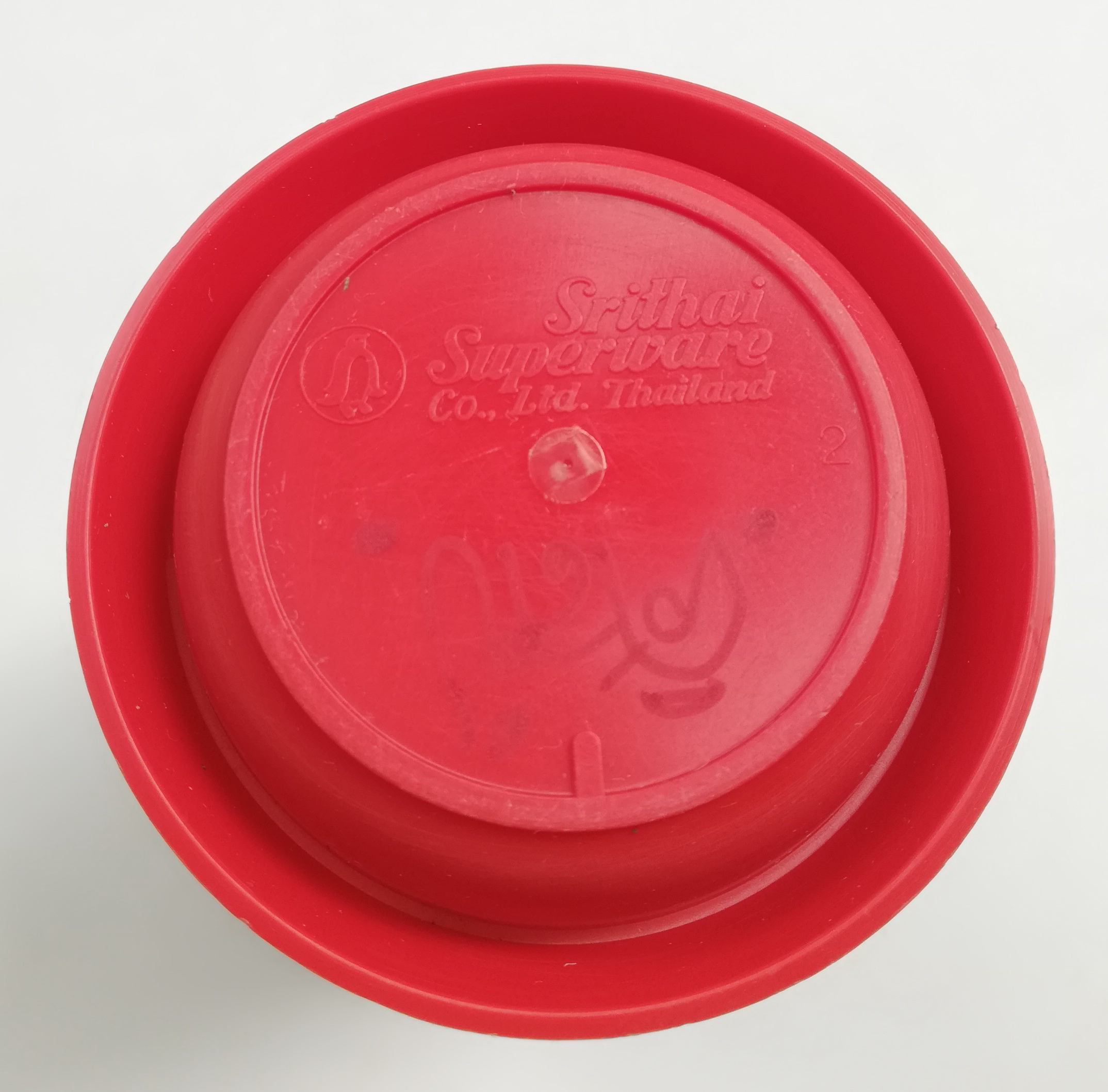 ของเก่าสะสม แก้วน้ำพลาสติกสีแดง ของสะสมจาก Coca-Cola งานศรีไทย ซุปเปอร์เแวร์ **ก้นแก้วมีเขียนชื่อตามภาพ