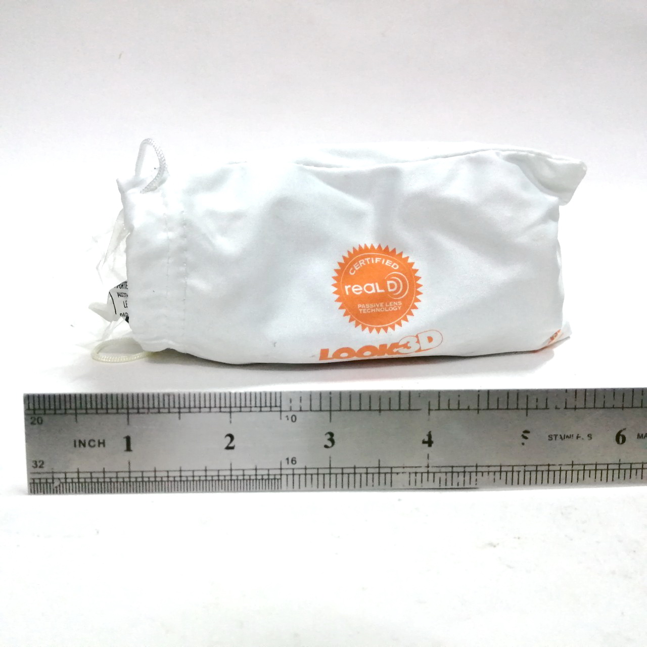 แว่น 3D จากภาพยนตร์ DESPICABLE ME 2 มีถุงผ้า, ถุงพลาสติกใน, ตัวแว่นของครบ สภาพดี ถุงแกะแล้ว ปัจจุบันหาครบๆยาก