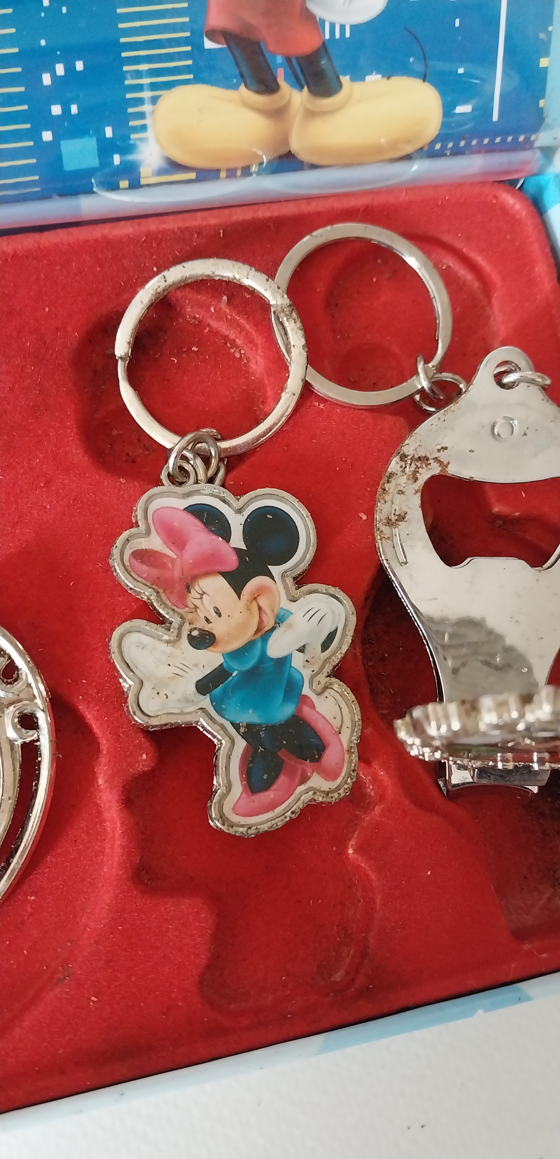 ของสะสมเก่า พวงกุญแจจากดิสนีย์HongKong มี4ชิ้น ชิ้นขวาสุดเป็นกรรไกรตัดเล็บ ***ขึ้นสนิมบ้าง โปรดดูทุกภาพ