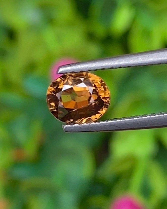 พลอย เพทาย (Zircon) 1.37 กะรัต (Cts.) พลอยแท้ อัญมณีมงคลประจําวันเกิด เครื่องประดับพลอย