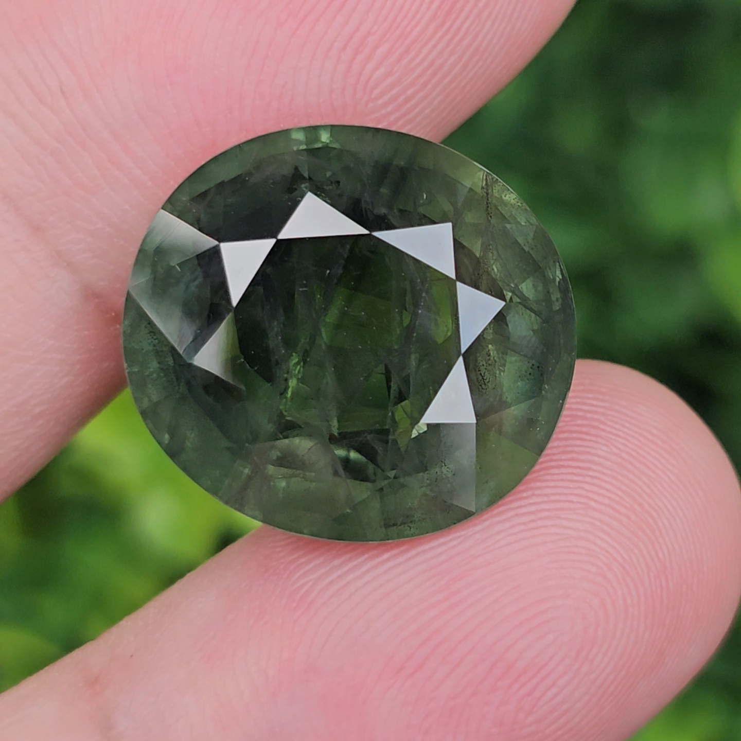 พลอย เขียวส่อง Green Sapphire 29.36 กะรัต (Cts.) พร้อมใบเซอร์ พลอยแท้ อัญมณีมงคลประจําวันเกิด เครื่องประดับพลอย