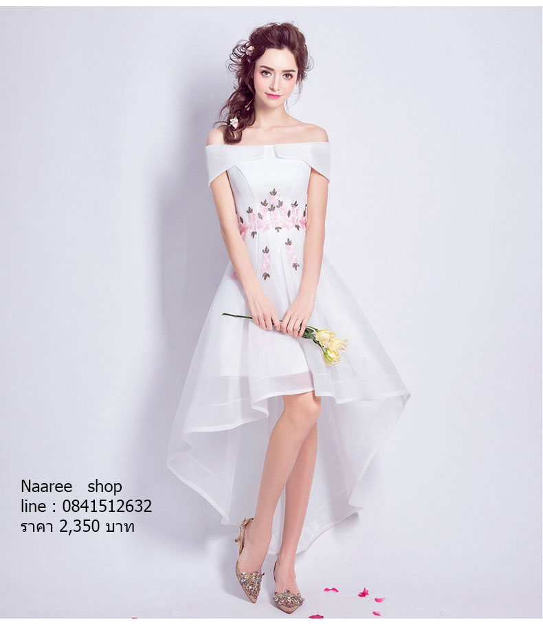 ชุดเจ้าสาวชุดราตรีสั้นแบบไหล่ปาดหน้าสั้นหลังยาวแต่งดอกไม้สวยหวาน (เชือกผูกหลัง)