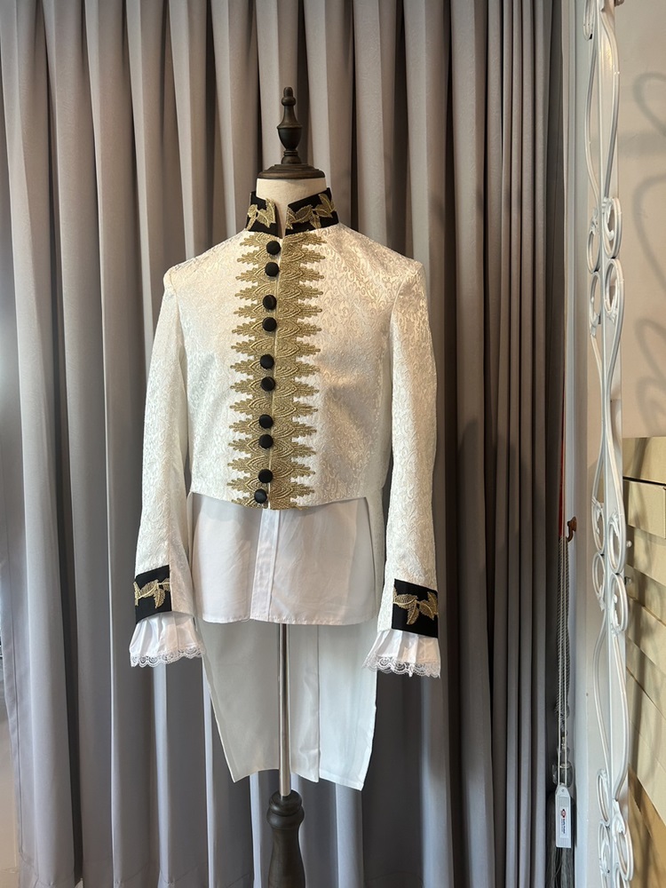 เช่า เสื้อสูทเจ้าชาย สูทอังกฤษ ขุนนางอังกฤษ สีขาว ปักดิ้นสีทอง