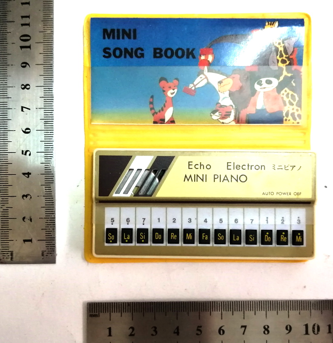 ของเล่น ของสะสมเรโทร เปียโน เปียนโน จิ๋ว, อีเล็คโทนนิ้ว, อีเลคโทนจิ๋ว, ,mini piano, pocket piano, mini song book อีเลคโทนตัวเล็ก ในซอฟพลาสติกพับพกพาได้ อยู่ในซองพกพายาวราว 10 ซม. ไม่มีแบตเตอรี สภาพไม่สมบูรณ์นัก เก่าเก็บของสะสมสภาพเดิมๆ มีแพคพลาสติก