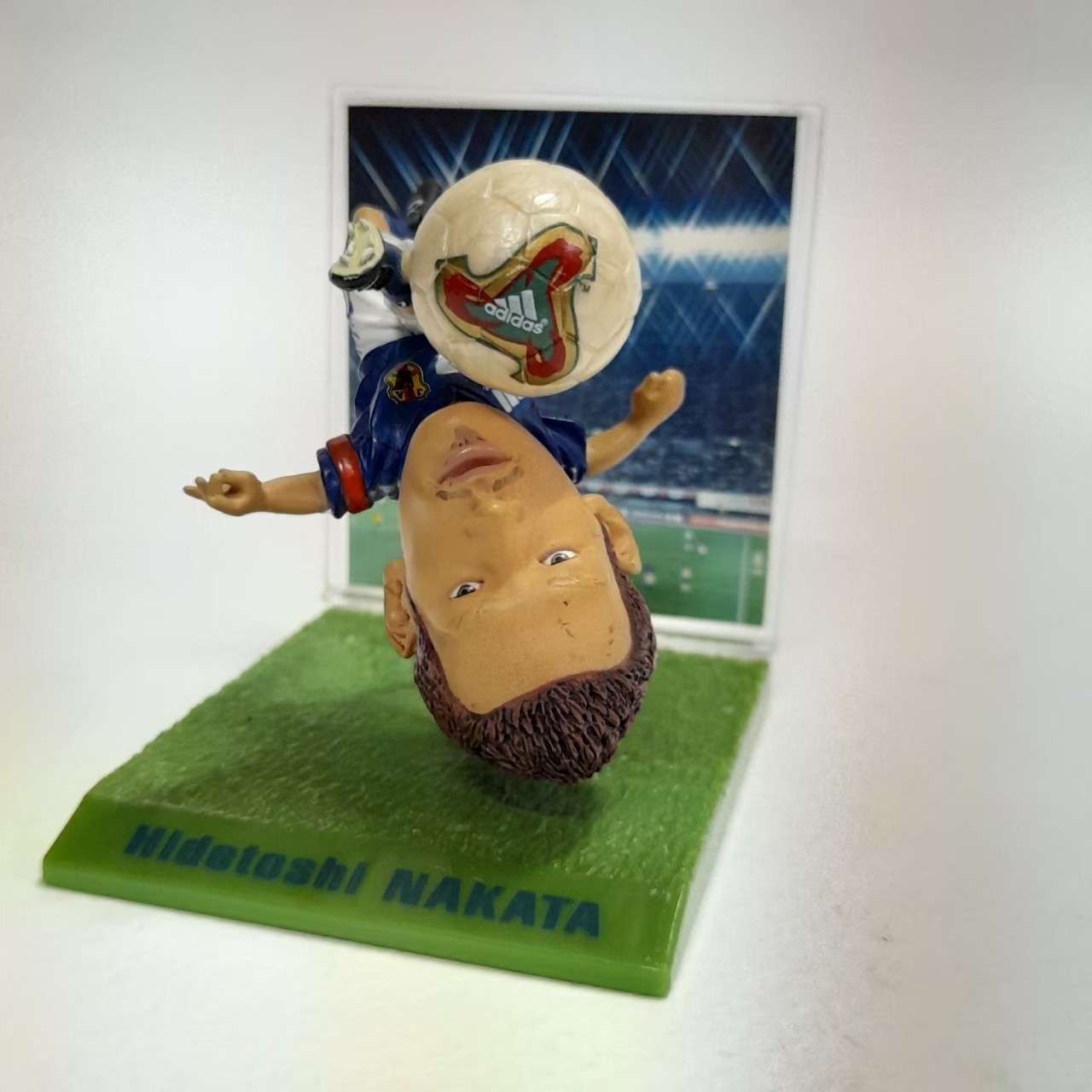ฟิกเกอร์ นักบอล ทีมญี่ปุ่น Hidetoshi nakata ขนาดตามรูป มีฐาน มีฉาก มือสอง สภาพดีมีรอยบ้าง