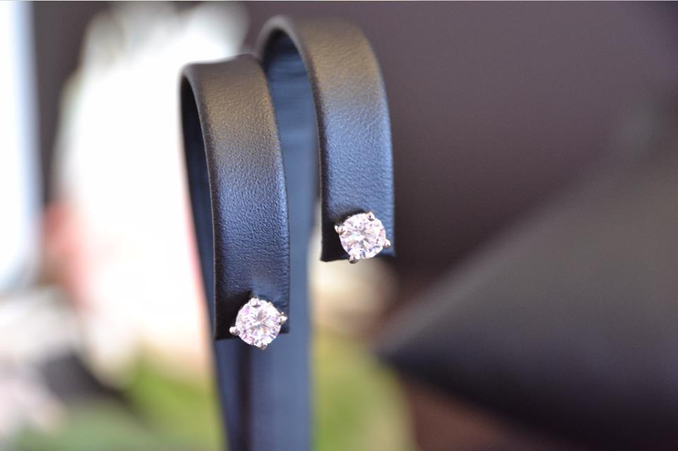 ต่างหู เพชรติดหู งาน Costume Jewelry เพชร CZ Premium grade แบรนด์ Shaliค่ะ คู่เล็กใส่ติดหู น่ารักมาก