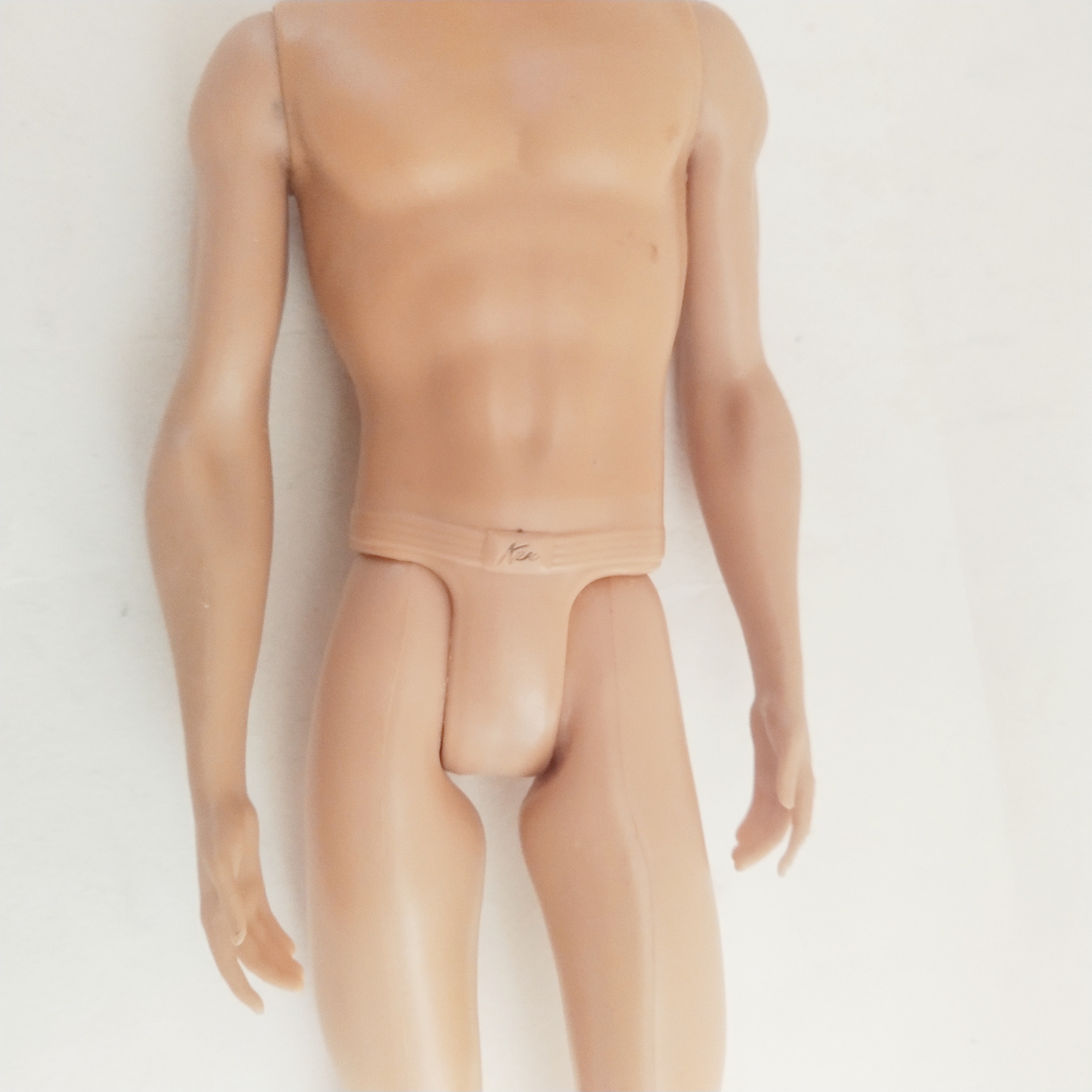 ตุ๊กตาผู้ชาย เคน แฟชั่นโพสต์ ท่ายืนทิ้งน้ำหนักลงที่ขาขวา แขนขาแน่น Mattel China 2013