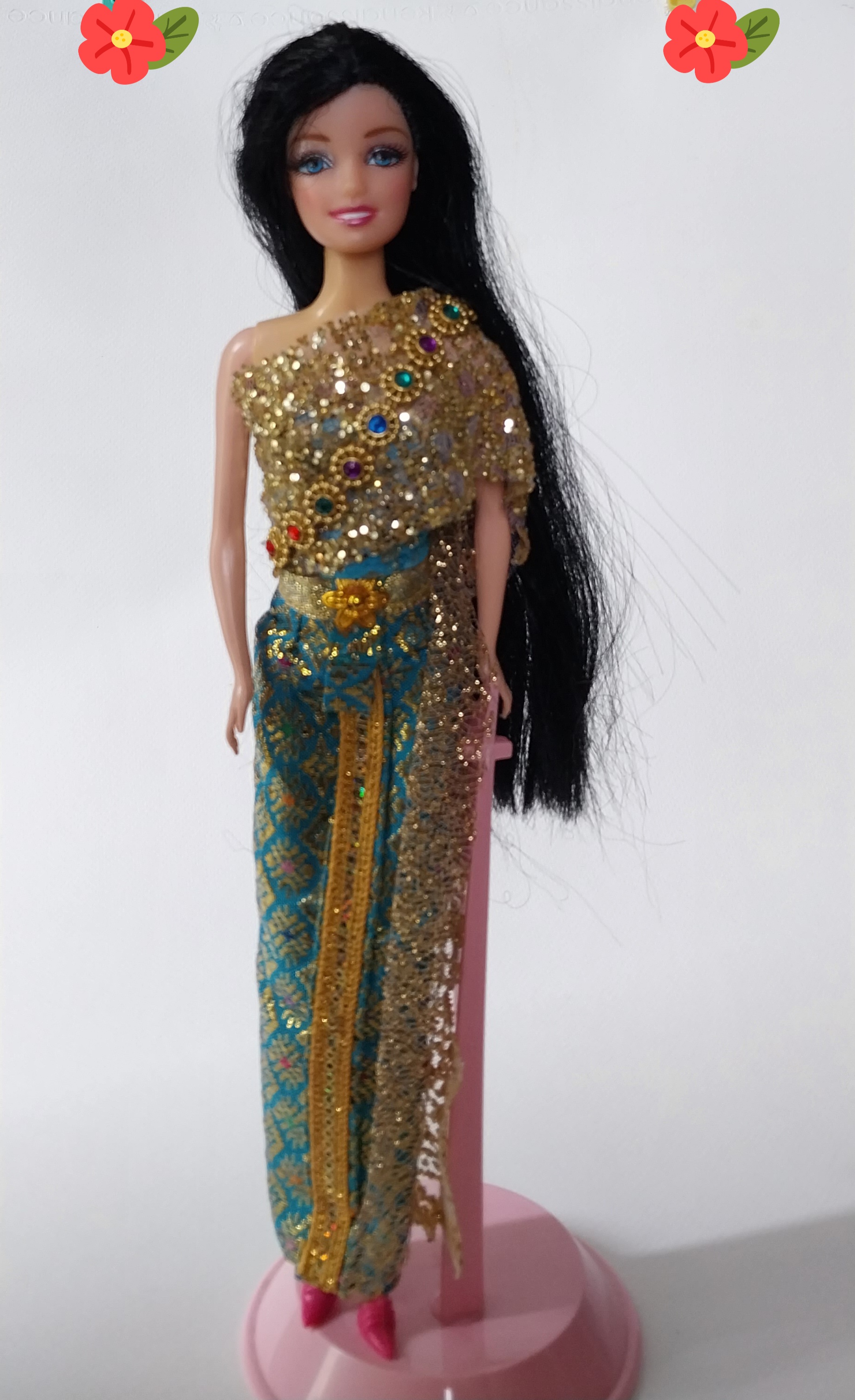 ชุดไทยผ้าจีบหน้านางสีฟ้า และผ้าสะใบสีทอง พร้อมสายสะพายงานสวย พร้อมรองเท้าส้นสูงสีชมพู ***แถม นางแบบ