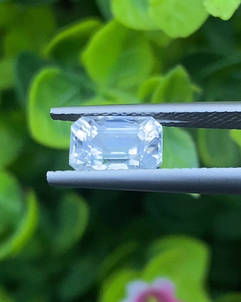 พลอย ขาว ไวท์ แซฟไฟร์ White Sapphire 2.12 กะรัต (Cts.) พลอยแท้ อัญมณีมงคลประจําวันเกิด เครื่องประดับพลอย