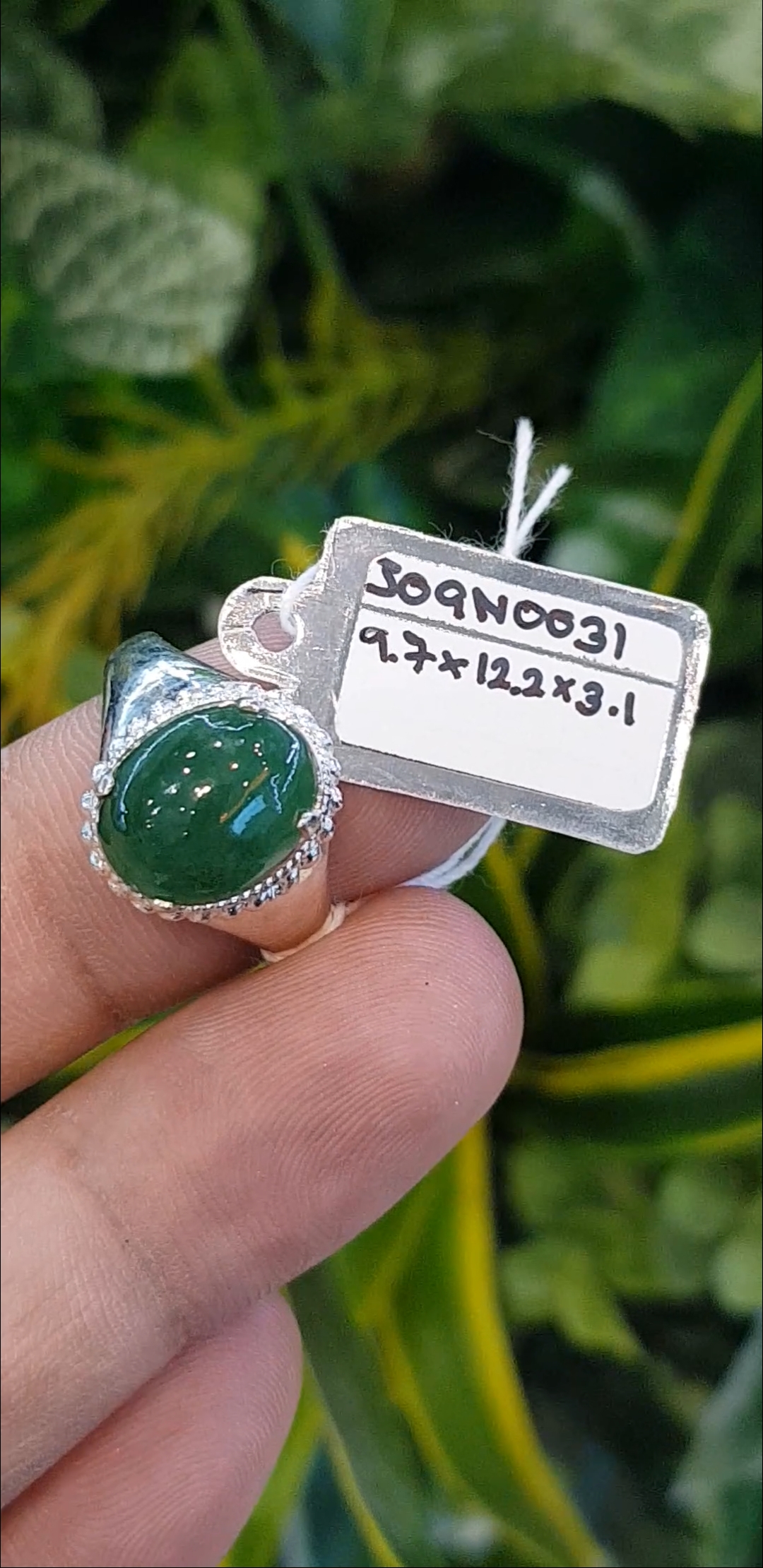 หยก พม่า แท้ Jade แหวนหยก 翡翠戒指 (Jadeite ring) 2.30 กะรัต (Cts.) (Size) 57 ดิบ ไม่ผ่านการปรับปรุง (Type A) พม่า (Myanmar)