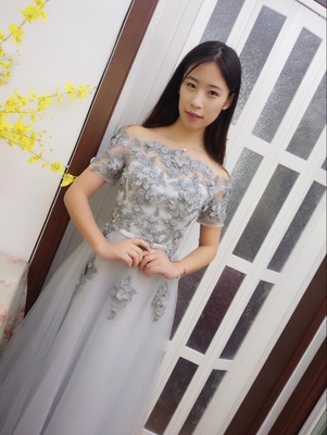 Pre-order ชุดราตรียาวสีเทาแบบไหล่ปาด แต่งลูกไม้ กระโปรงตาข่ายเชือกผูกหลัง