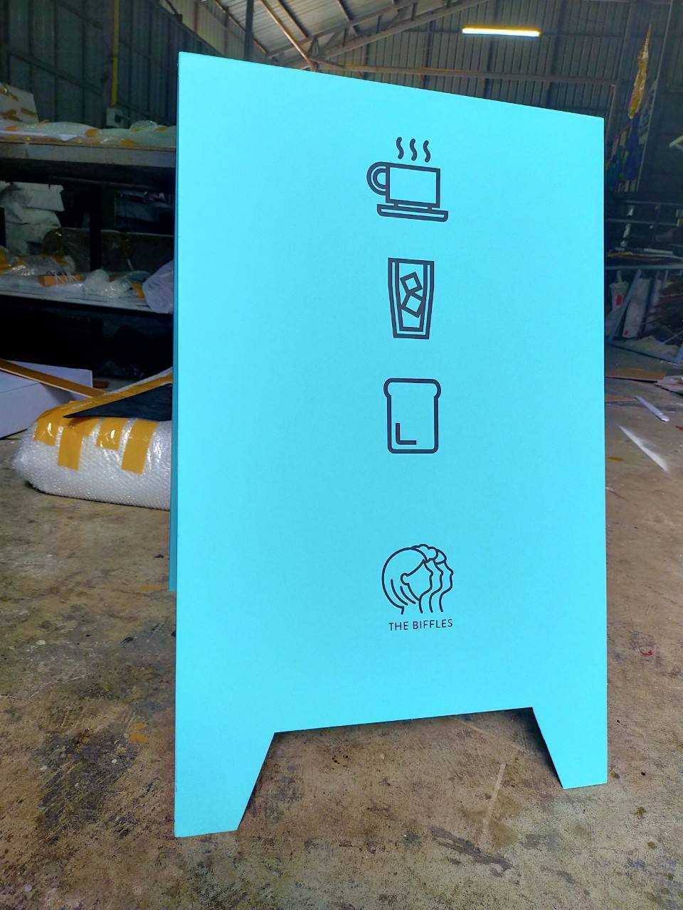 ป้ายตั้งหน้าร้านติดสติกเกอร์ไดคัท แบบตั้งพื้น