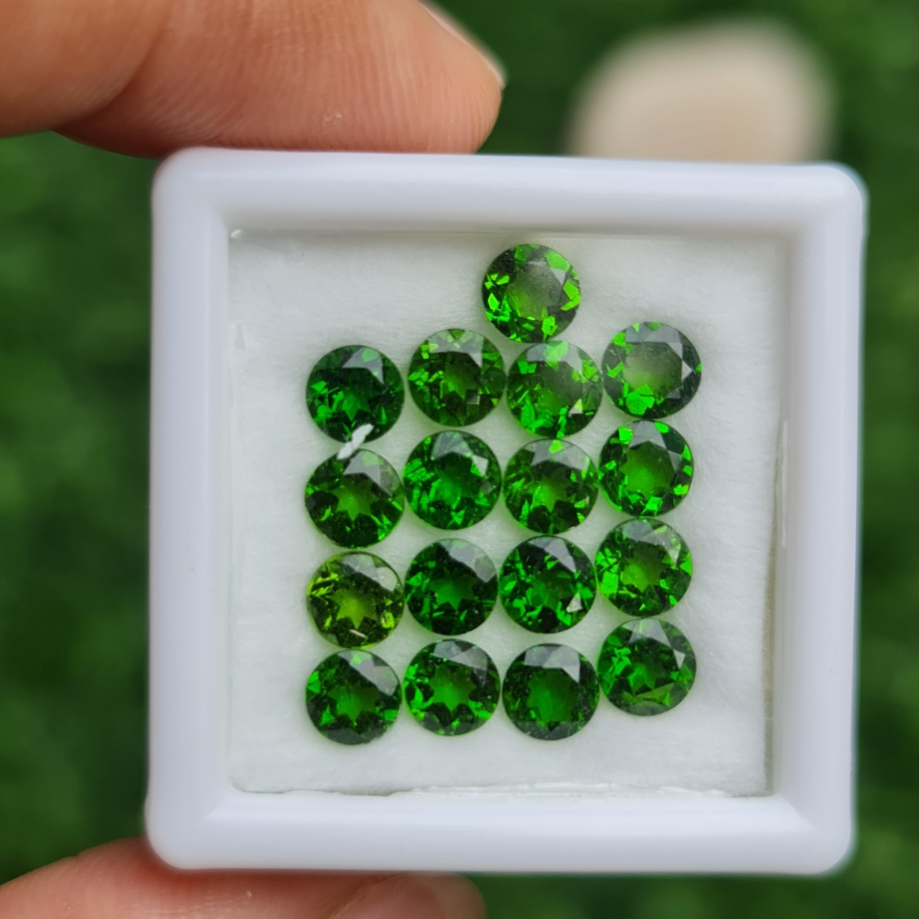 พลอย โครม ไดออพไซด์ Chrome Diopside 4.80 กะรัต (Cts.) 17 เม็ด พลอยแท้ อัญมณีมงคลประจําวันเกิด เครื่องประดับพลอย
