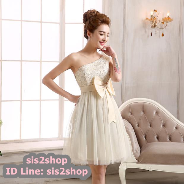 พร้อมส่ง ชุดเดรสสั้น เกาะอก ไหล่เดียวแต่งดอก เอวคาดโบว์ จับสม๊อกด้านหลัง สีครีม