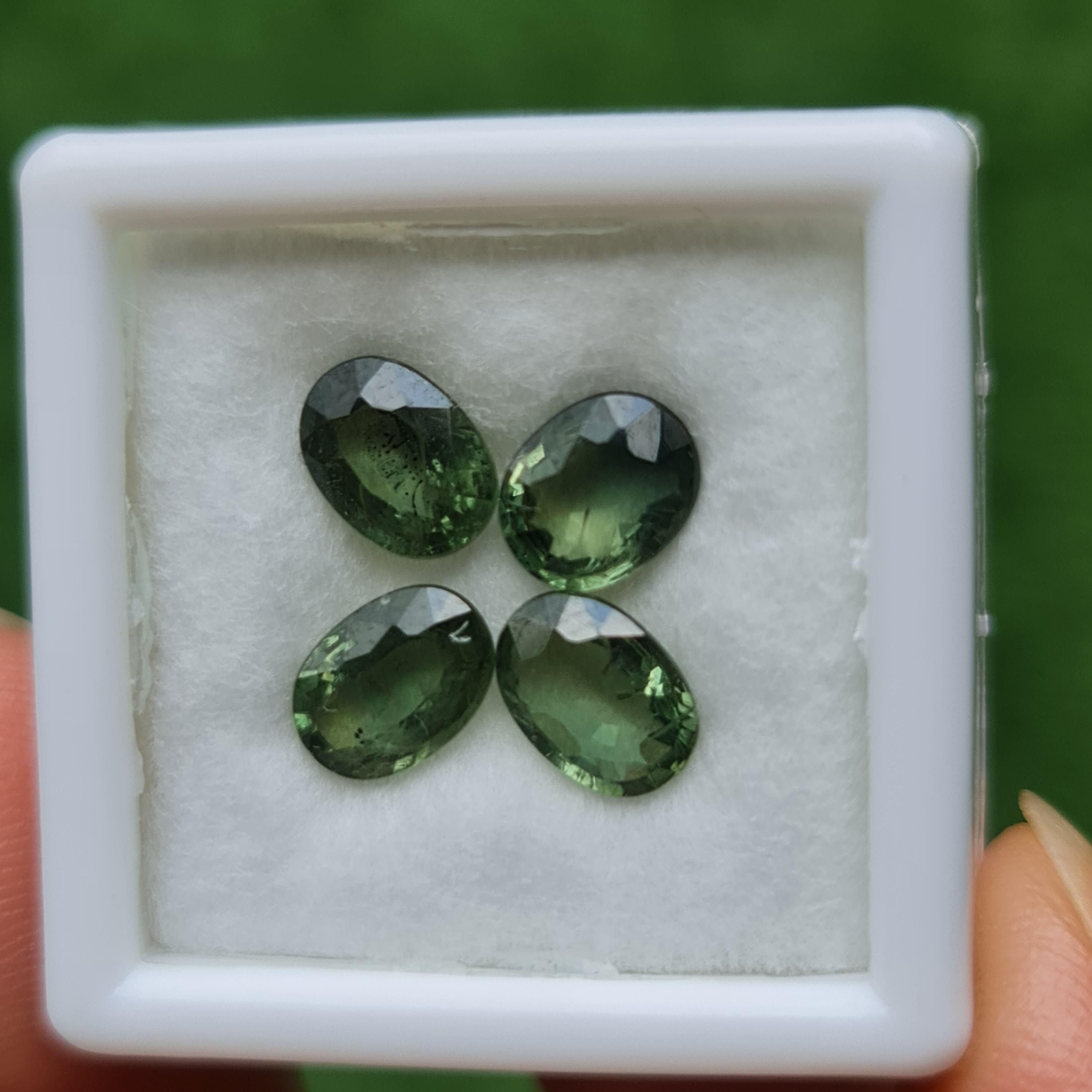 พลอย เขียวส่อง Green Sapphire 3.86 กะรัต (Cts.) 4 เม็ด (Pcs.) พลอยแท้ อัญมณีมงคลประจําวันเกิด เครื่องประดับพลอย