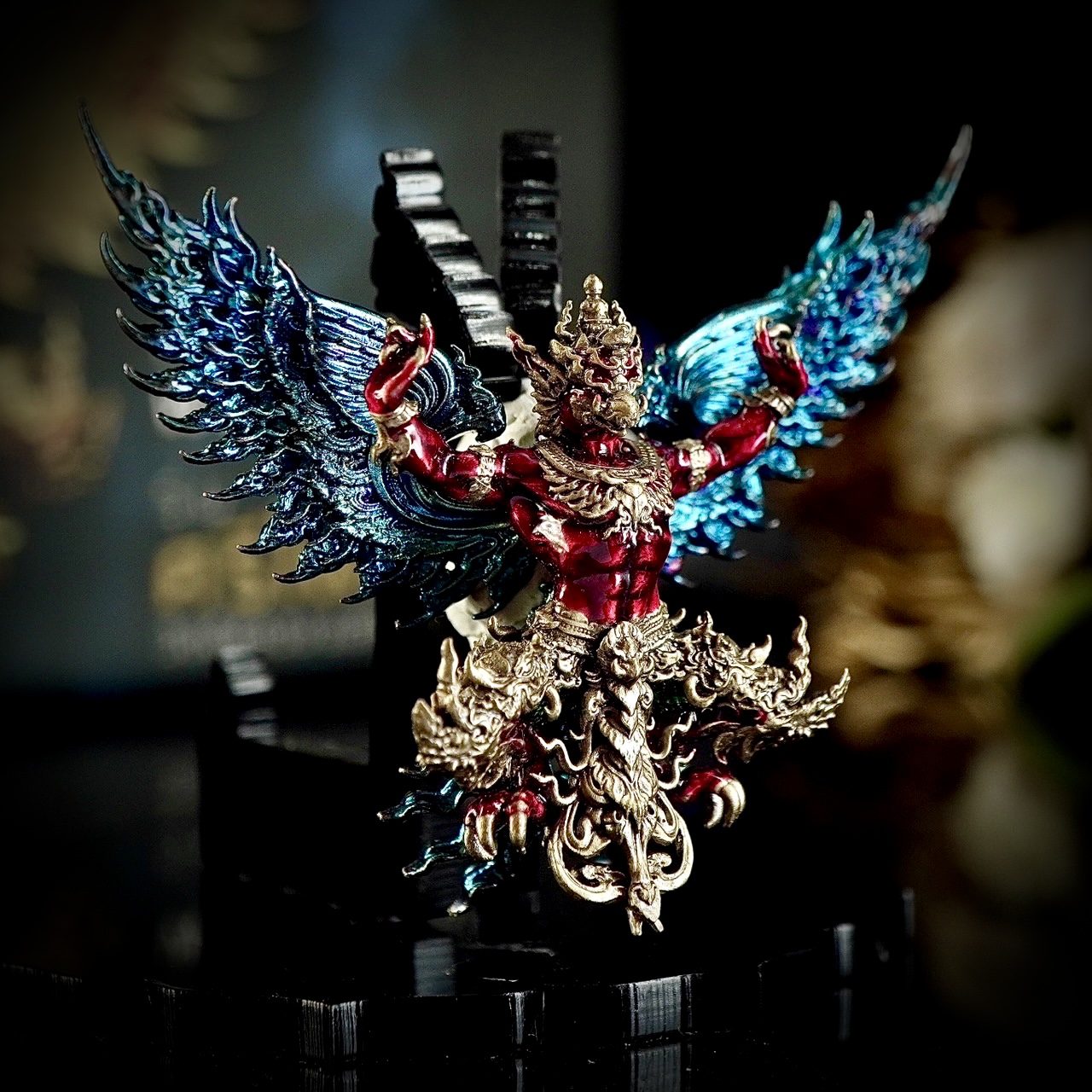 พญาครุฑ รุ่น ศรีโพธิ์สัตว์ รายการพิเศษศูนย์จอง เนื้อบรอนซ์ชุบซาติน ลงยาแดง ปีกรุ้ง (สีรุ้งแต่ละองค์จะแตกต่างกัน) ขนาดสูง 4 เซนติเมตร กว้าง 5 เซนติเมตร