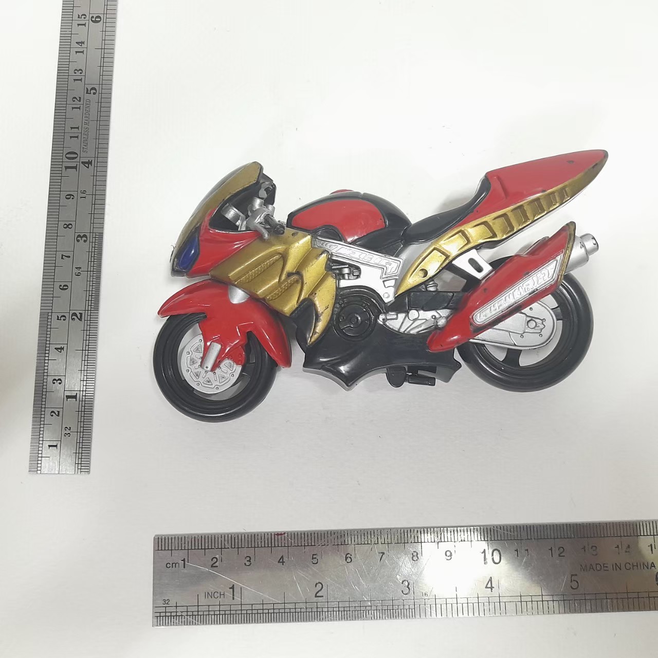 รถมอเตอร์ไซด์ แมชชีนทอเนเดอร์ ของไรเดอร์ อากิโตะ มีเฉพาะรถ มือสองสภาพดี มีรอยบ้าง ขนาดตามรูป ขาตั้งพับตั้งได้