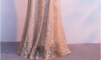 ชุดราตรียาวสายเดี่ยวสีทองแต่งกากเพชรสวยหรู (ซิปหลัง)