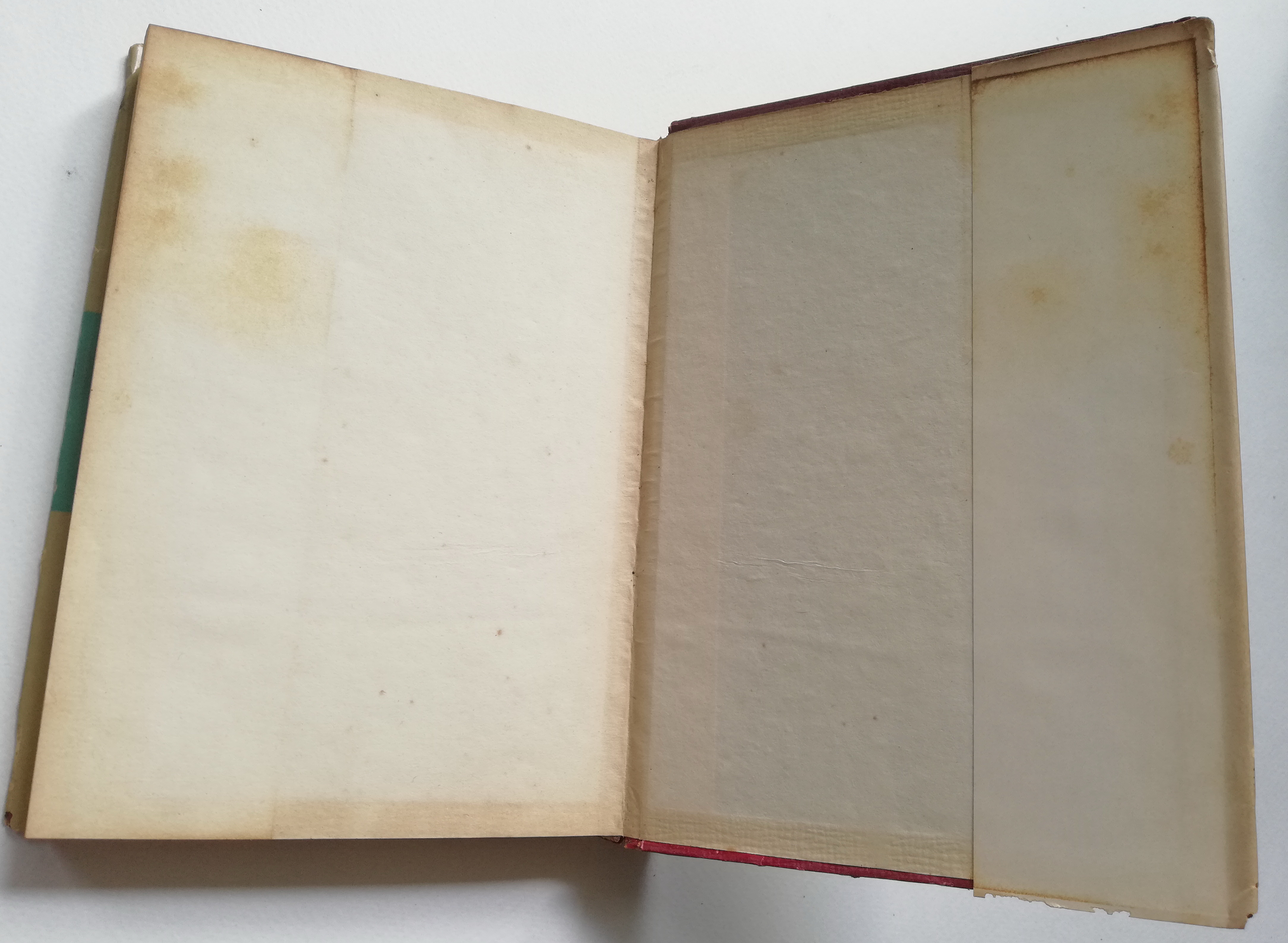 หนังสือเก่า พิมพ์ครั้งที่3 พ.ศ. 2513 "Dictionary of Commerce พจนานุกรมศัพท์พานิชย์" โดย กมล ชูทรัพย์ A.CBI. (LONDON) F.F.C.S (GUILDFORD) Dip in Accounting (LONDON) ) และ วิทยา ศรีเครือวัลย์ F. Com, A.,F.F.C.S.(GUILDFORD) บรรจุศัพท์ต่างๆเกี่ยวกับ