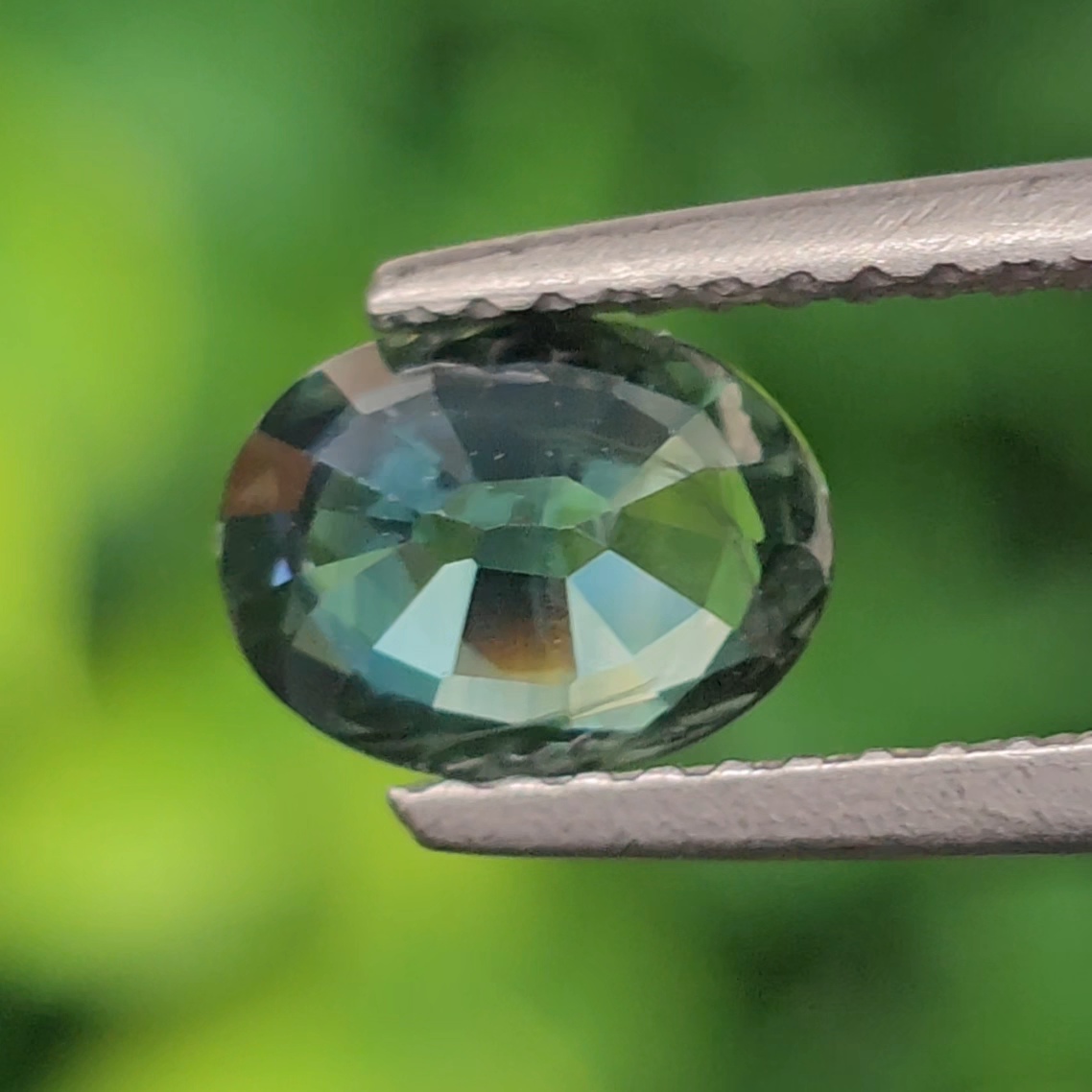 พลอย เขียวส่อง Green Sapphire 1.15 กะรัต (Cts.) พลอยแท้ อัญมณีมงคลประจําวันเกิด เครื่องประดับพลอย