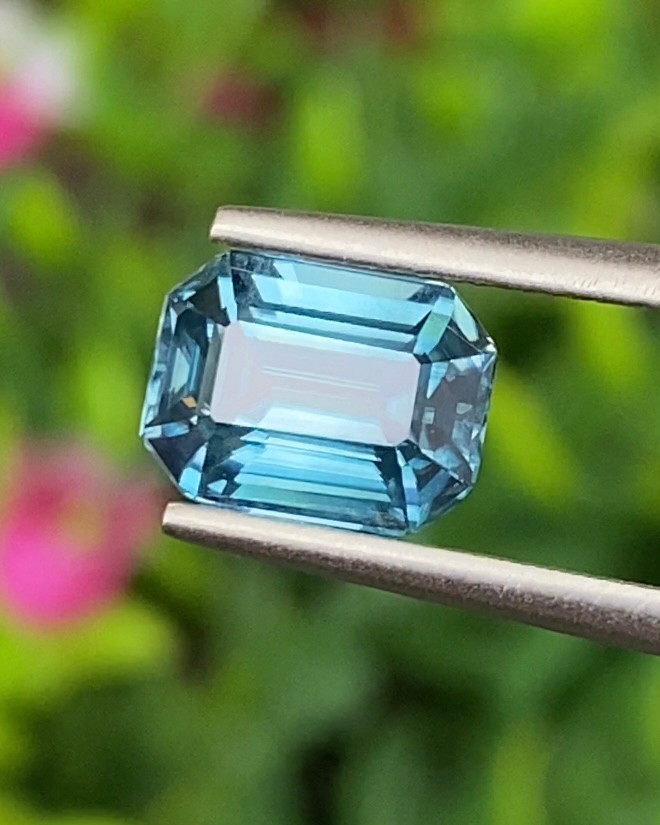 พลอย เพทาย (Zircon) 2.38 กะรัต (Cts.) พลอยแท้ อัญมณีมงคลประจําวันเกิด เครื่องประดับพลอย