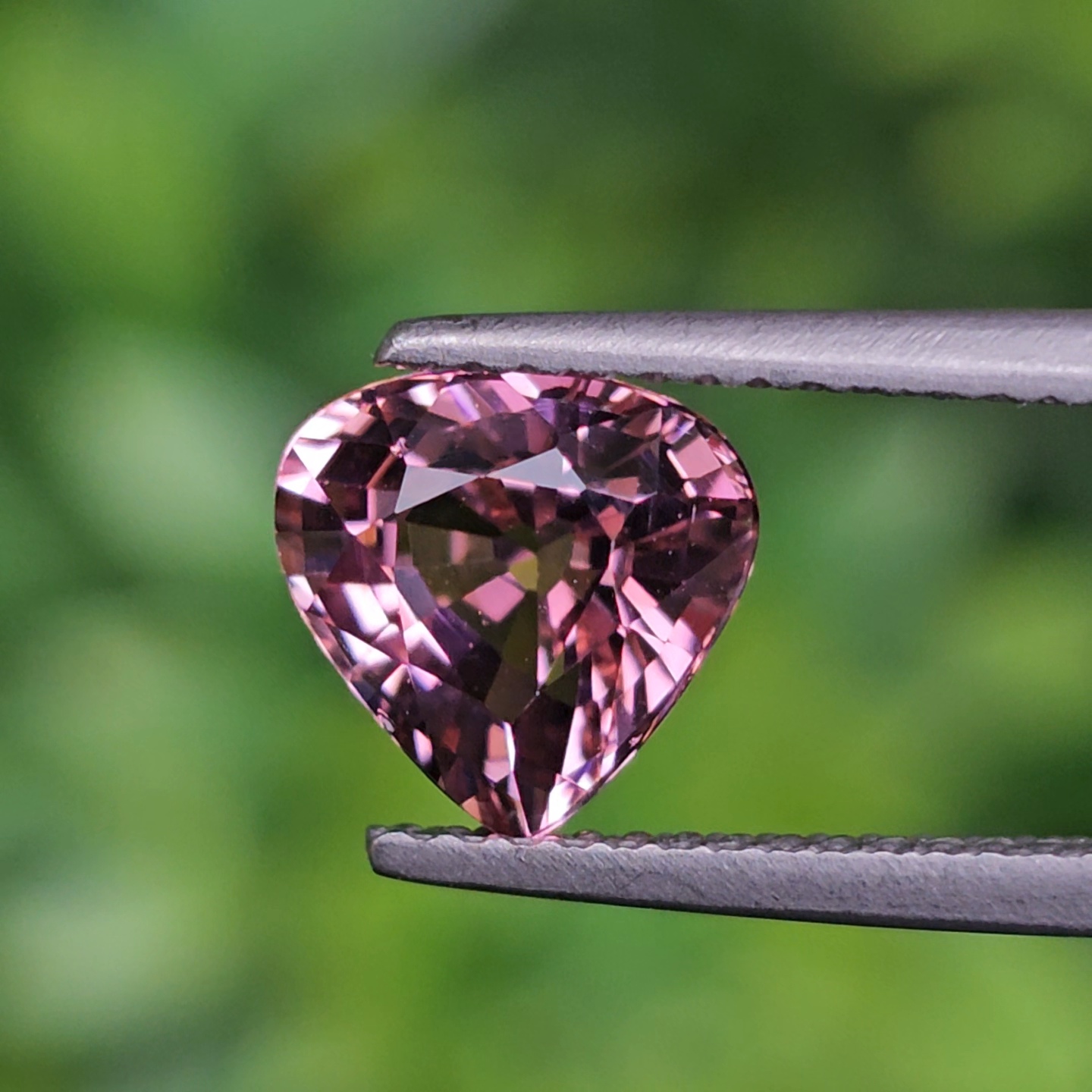 พลอย ชมพู ทัวร์มารีน (Pink Tourmaline) 1.96 กะรัต (Cts.) อัญมณีมงคลประจําวันเกิด เครื่องประดับพลอย
