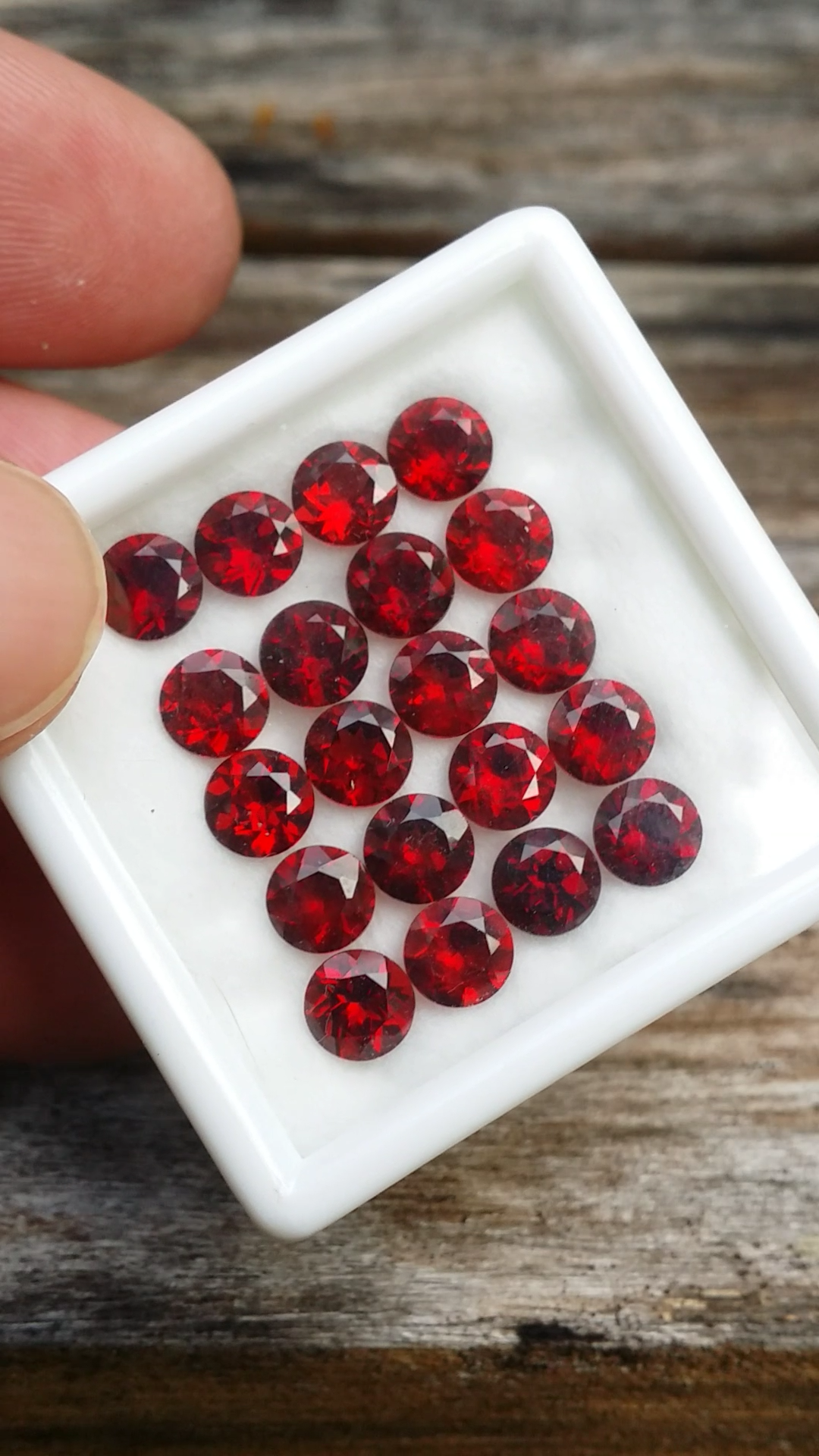 พลอย โกเมน Garnet 20 เม็ด (pcs.) 19.00 กะรัต (Cts.) พลอยแท้ อัญมณีมงคลประจําวันเกิด เครื่องประดับพลอย