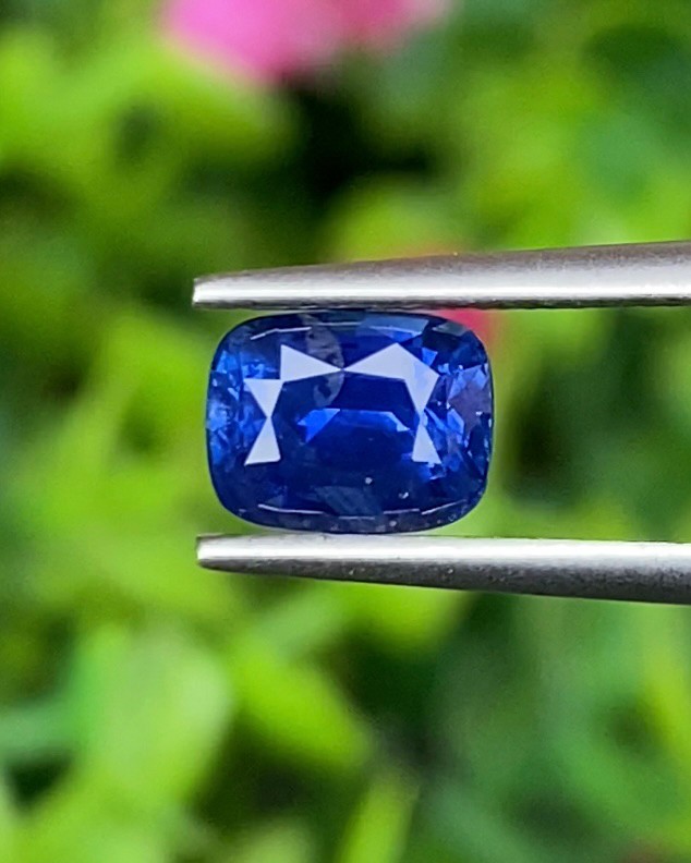 พลอย ไพลิน (Blue Sapphire) 1.57 กะรัต (Cts.) สีพิเศษ รอยัล บลู (Royal Blue) พร้อมใบเซอร์ พลอยแท้ อัญมณีมงคลประจําวันเกิด เครื่องประดับพลอย