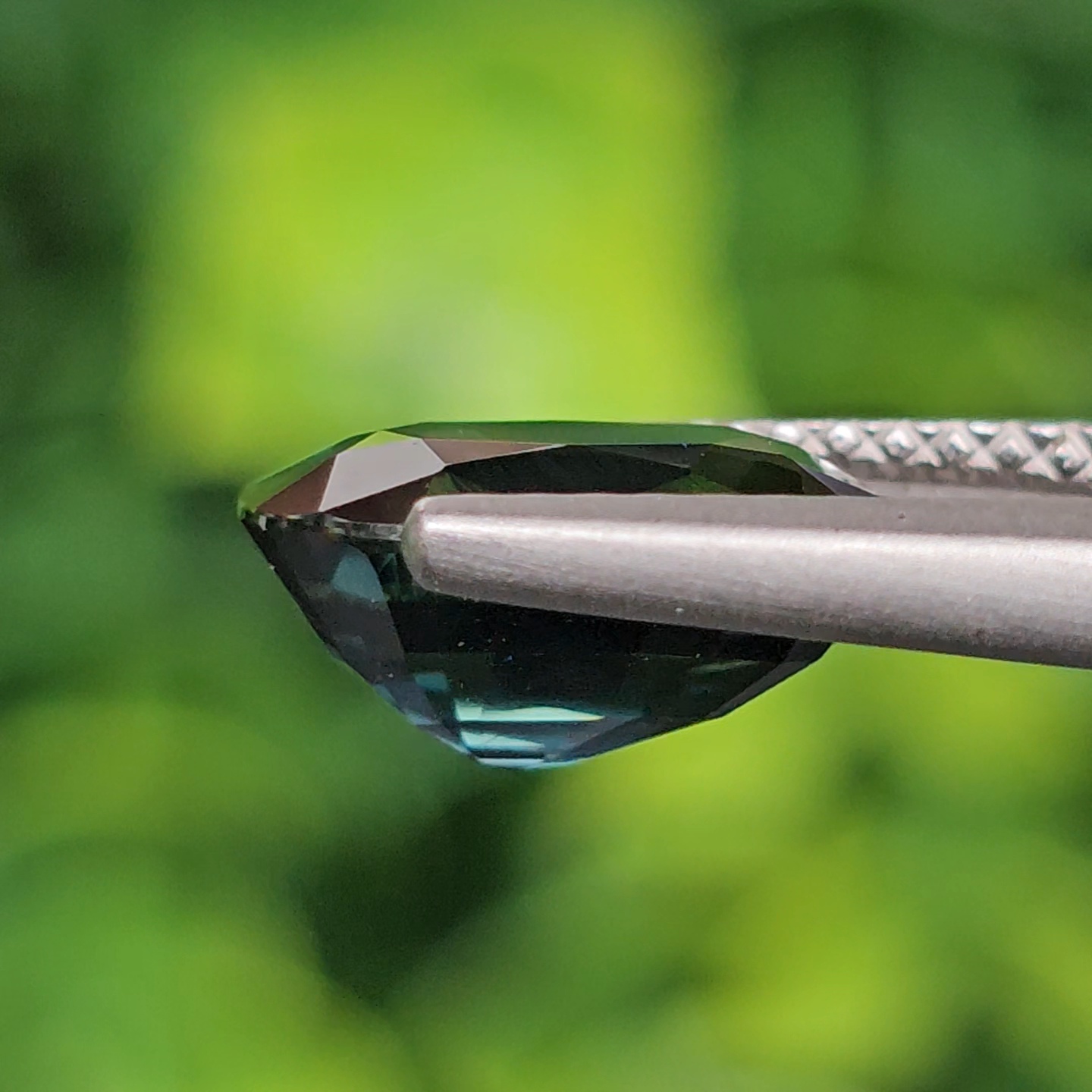 พลอย แซปไฟร์สีน้ำเงินอมเขียว Teal Sapphire 3.03 กะรัต (Cts.) พลอยแท้ อัญมณีมงคลประจําวันเกิด เครื่องประดับพลอย