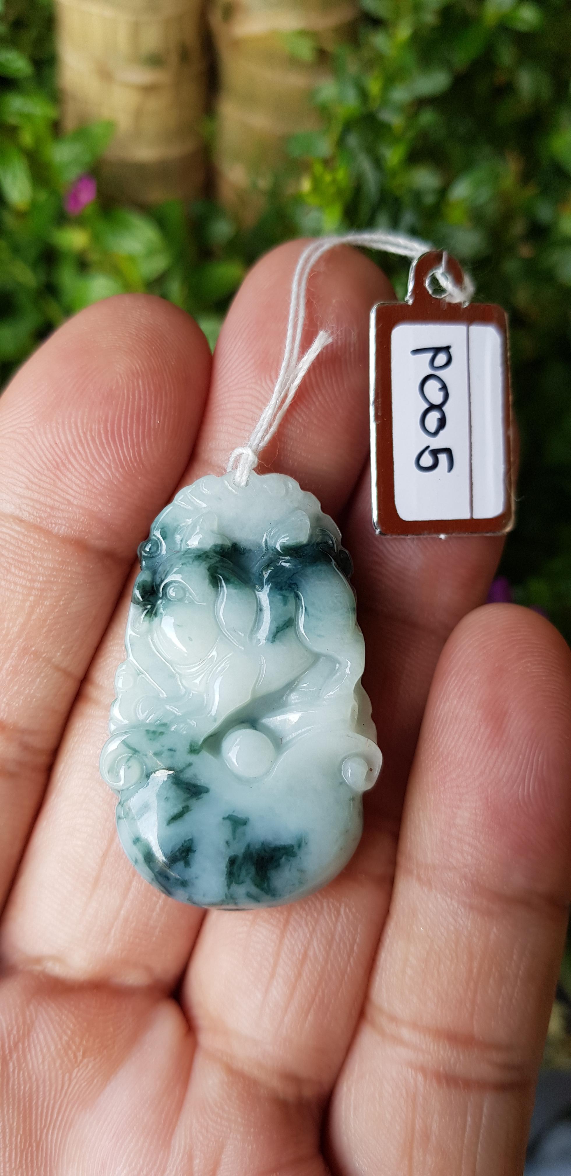 หยก พม่า แท้ Jade จี้หยก (jadeite) แกะสลักรูปสุนัข (ปีจอ) ดิบ ไม่ผ่านการปรับปรุง (Type A) พม่า (Myanmar)
