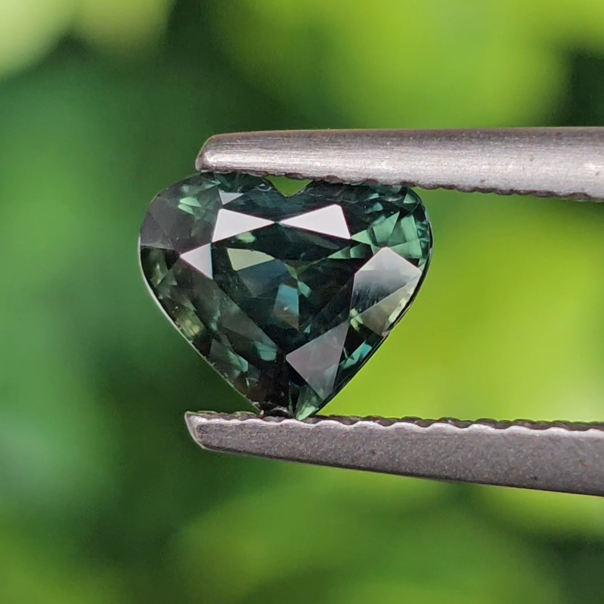 พลอย เขียวส่อง Green Sapphire 1.11 กะรัต (Cts.) พลอยแท้ อัญมณีมงคลประจําวันเกิด เครื่องประดับพลอย