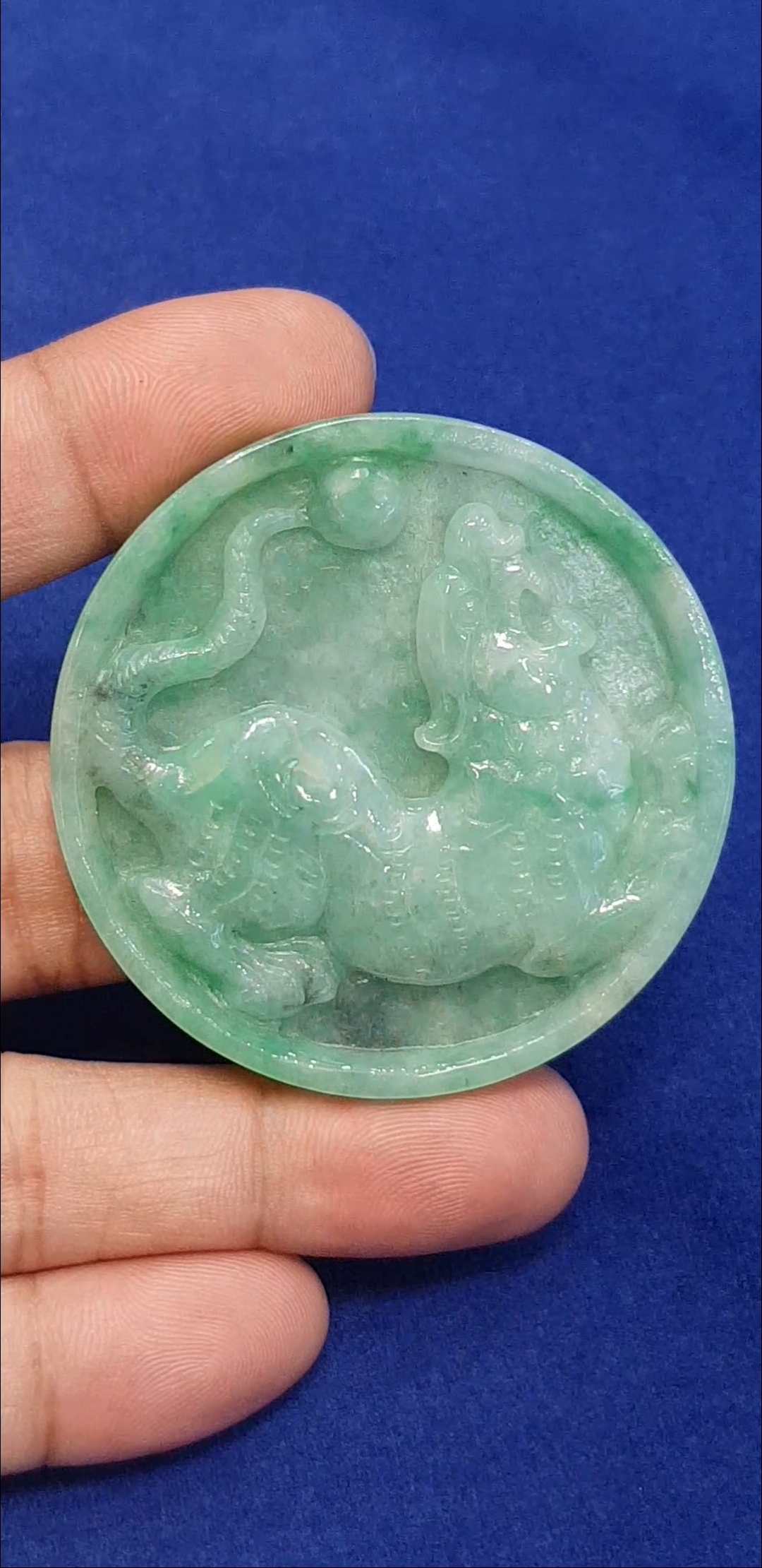 หยก พม่า แท้ Jade จี้หยก 3 สี แกะสลักรูปพญาเสือ (jadeite) ดิบ ไม่ผ่านการปรับปรุง (Type A) พม่า (Myanmar)