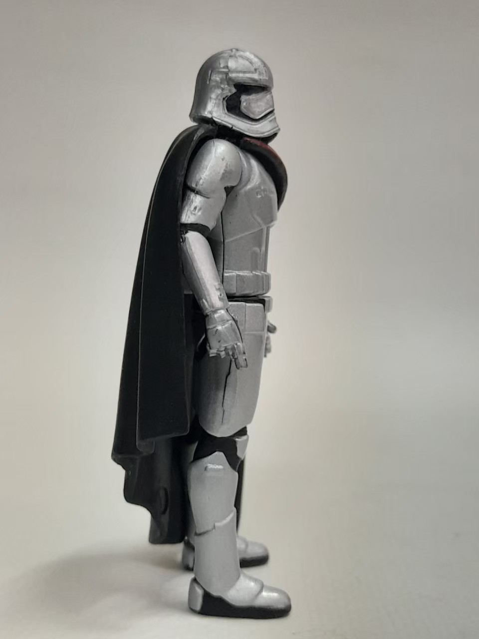 โมเดลฟิกเกอร์เหล็ก ผู้การฟาสม่า จาก star wars ep.7 ขนาดตามรูป มือสองสภาพดี สตาร์วอร์