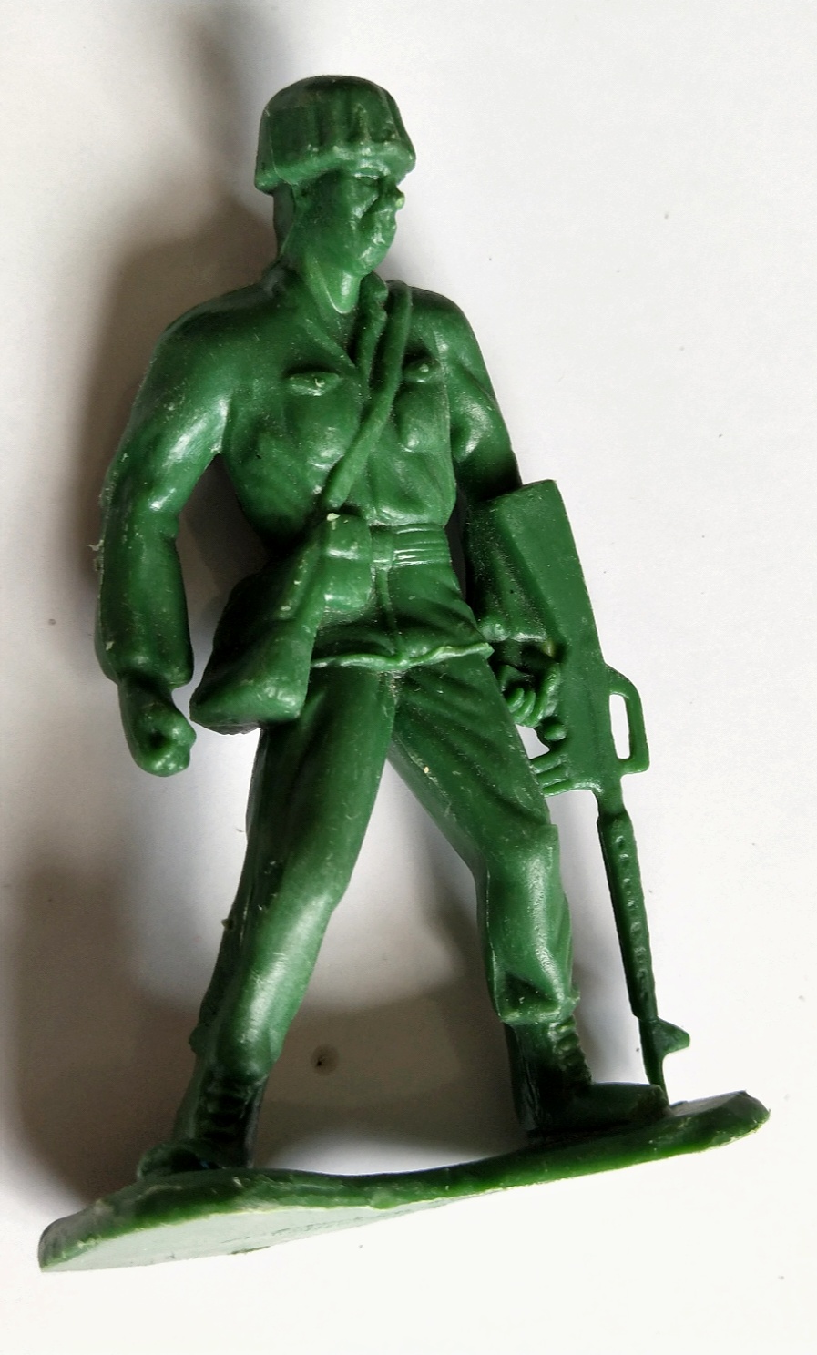 ของสะสม โมเดลพลาสติก ตุ๊กตาทหารยืนถือปืน สีเขียว จาก Greenerier International Inc.