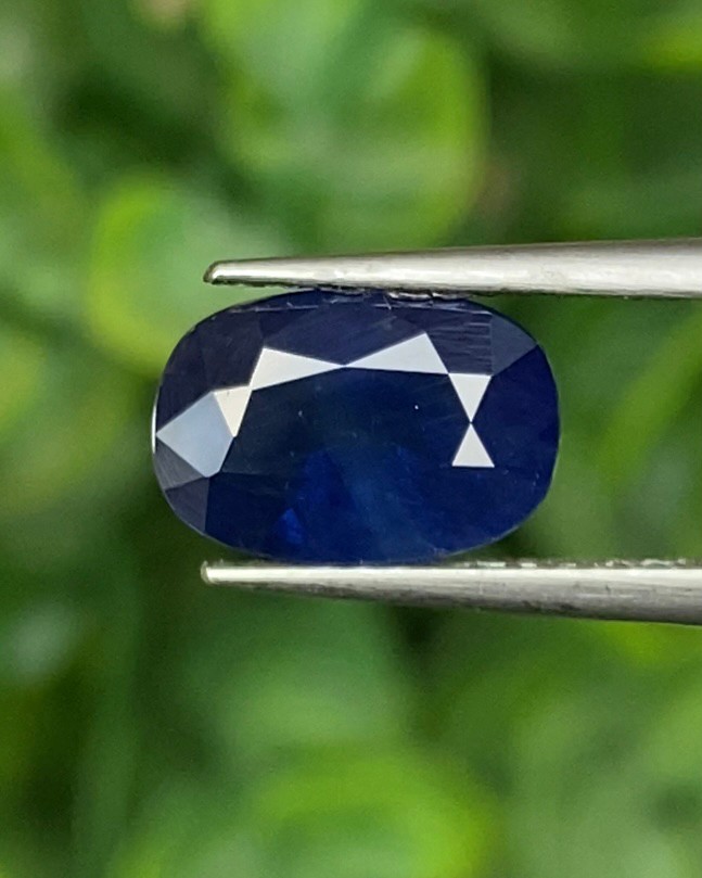 พลอย ไพลิน Blue Sapphire 2.221 กะรัต (Cts.) พร้อมใบเซอร์ พลอยแท้ อัญมณีมงคลประจําวันเกิด เครื่องประดับพลอย