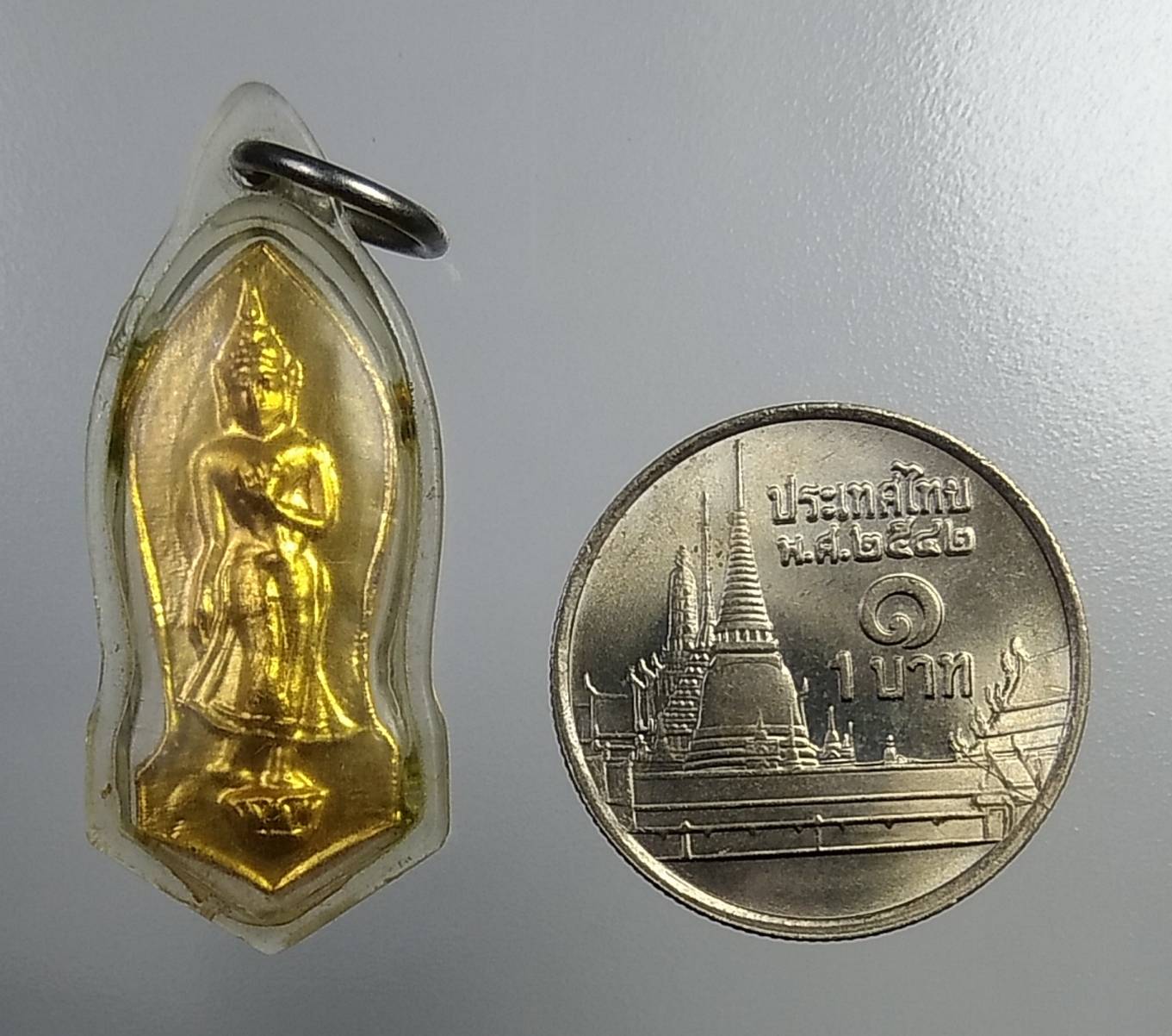 A815 เหรียญพระปางลีลา หลังนางกวัก พิมพ์เล็ก ไม่ทราบที่ครับ