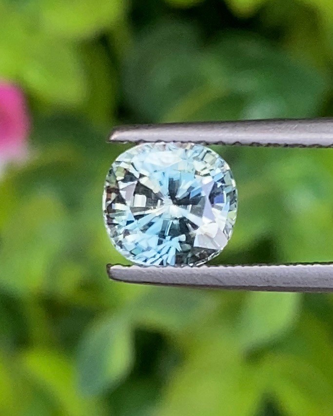 พลอย เพทาย (Zircon) 2.10 กะรัต (Cts.) พลอยแท้ อัญมณีมงคลประจําวันเกิด เครื่องประดับพลอย