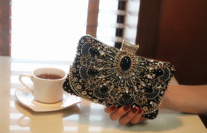 พร้อมส่ง Evening Clutch กระเป๋าออกงาน สีดำ แต่งเลื่อม และมุก สุดหรู พร้อมสายโซ่สะพายสั้น/ยาว ทรงสี่เหลี่ยม สำเนา