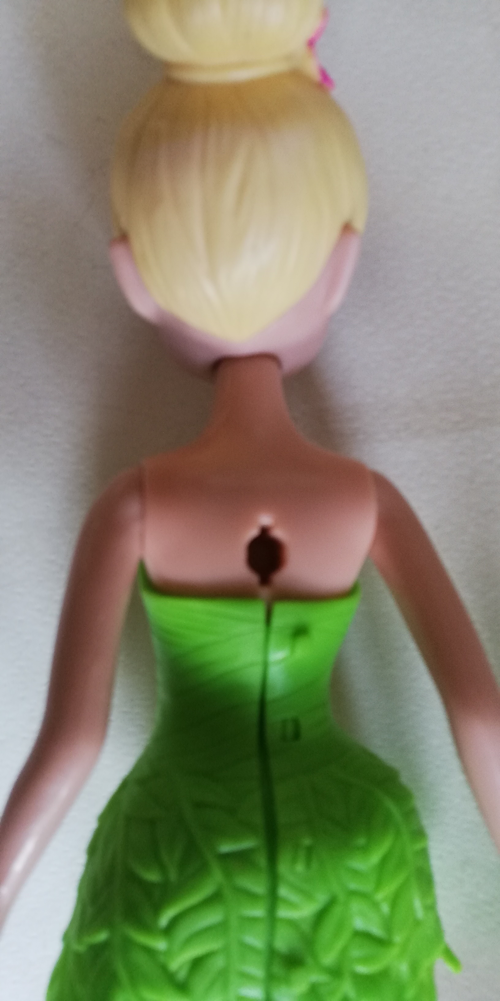 มีหลายภาพค่ะ, ตุ๊กตา ทิงเกอร์เบลล์ จากดิสนีย์*** ปีกไม่ได้มากับตัว, ไม่ได้มีรองเท้า มีของตามภาพ ขาแน่นมาก ***งอแทบไม่ได้ พร้อมชุด เป็นยางสีเขียวถอดออกได้ตามภาพ, ขาแข็ง พับงอไม่ได้