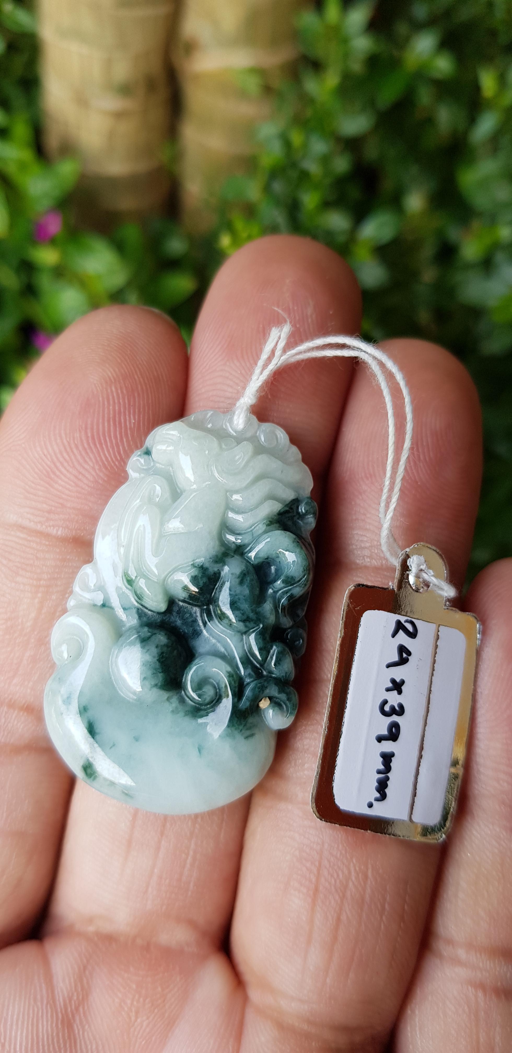 หยก พม่า แท้ Jade จี้หยก (jadeite) แกะสลักรูปม้า (ปีมะเมีย) ดิบ ไม่ผ่านการปรับปรุง (Type A) พม่า (Myanmar)