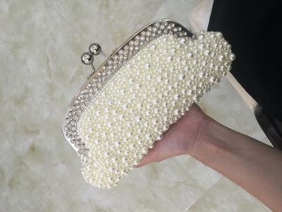 Evening Clutch กระเป๋าออกงาน แต่งมุกทั้งใบ คาดเพชรสวยหรู มาพร้อมกับสายโซ่สะพาย