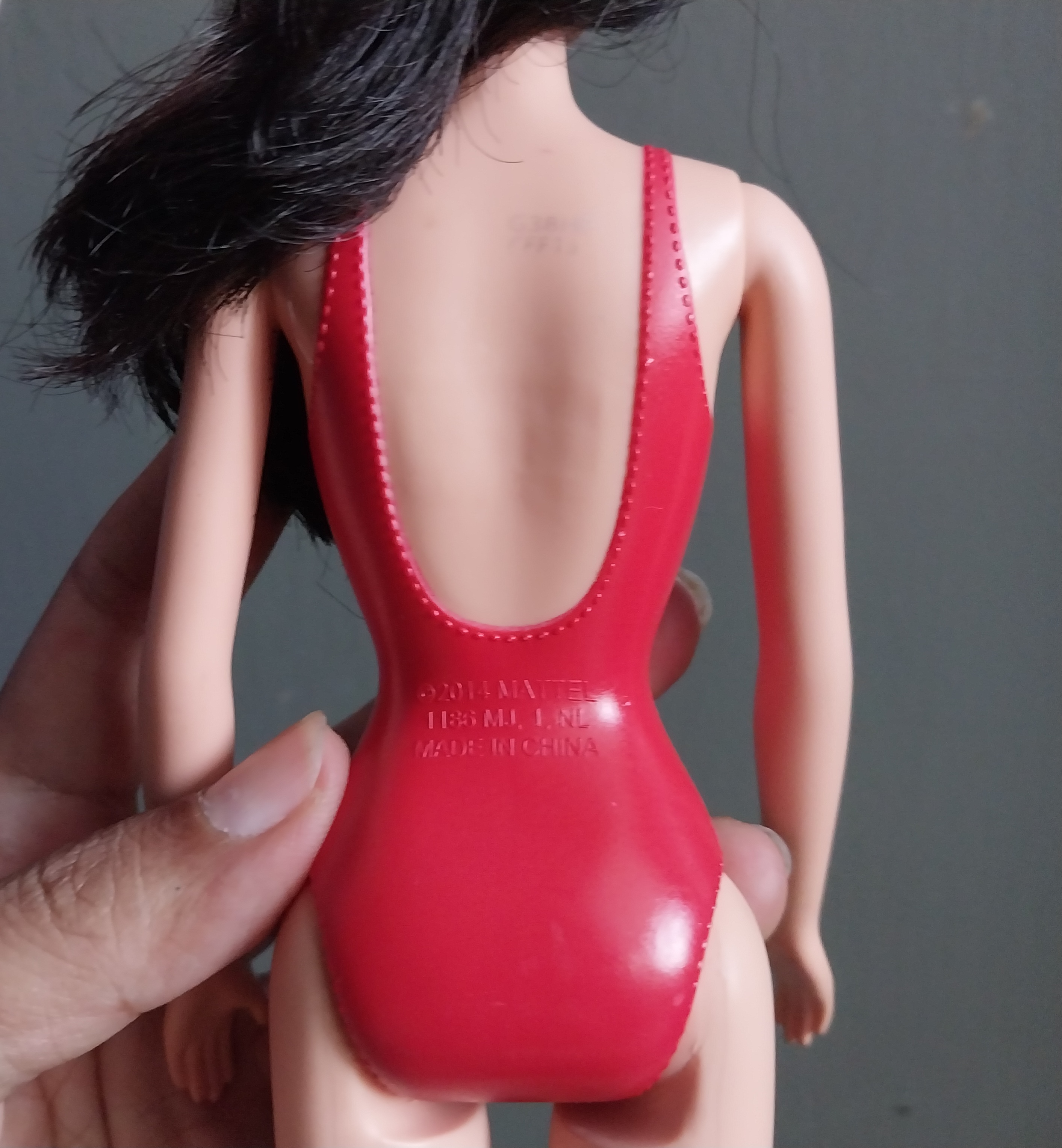 มีหลายภาพ หน้าผากมีรอยสีเปื้อน Barbie Beach Raquelle Doll จาก Mattel 2014 ตุ๊กตาบาร์บี้ แถมชุดเกาหลี