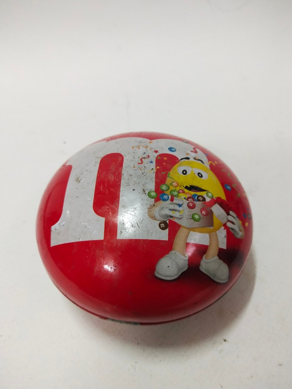 ตลับโลหะ ทรงกลม ช้อคโกเล็ต M&M ขนาดตามรูป งานสะสม มือสอง สภาพตามรูป มีรอยถลอก งานเก่าตามเวลา