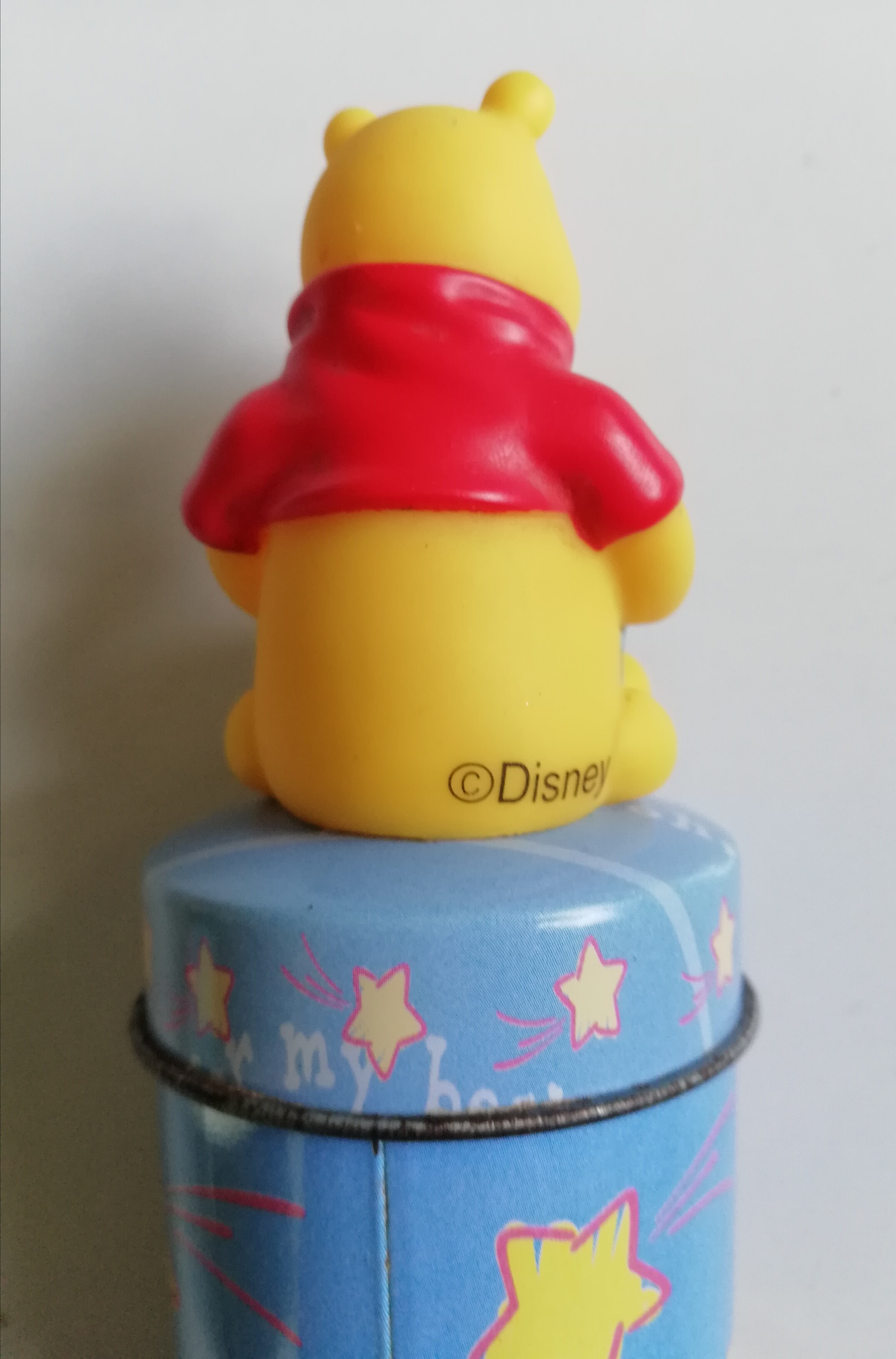 ของสะสมหมีพูห์ กระป๋องสังกะสีมีฝาปิด สีฟ้าลายหมี พูห์ พร้อมท๊อปเปอร์หมีพูห์ Winnie the Pooh เก่าเก็บตามสภาพ** มีตำหนิ โปรดตรวจสอบทุกภาพ