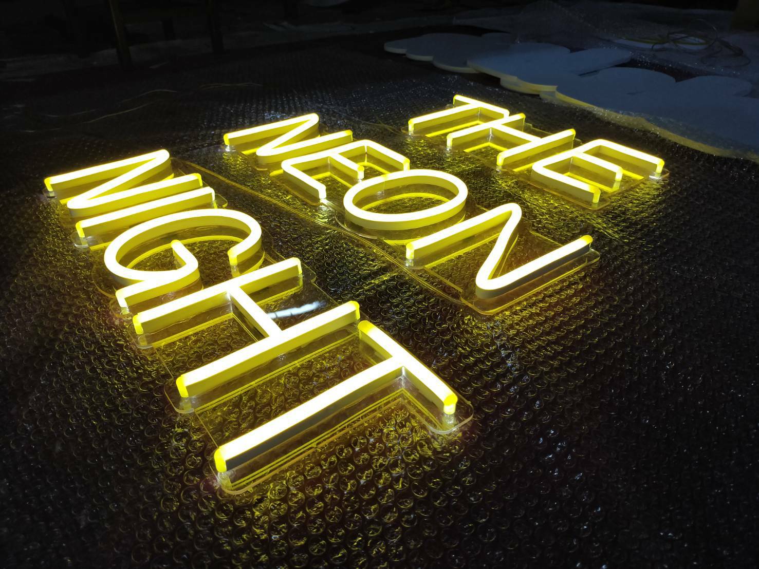 ป้านนีออนไลน์ - แสงสีแหลือง -THE NEON NIGHT