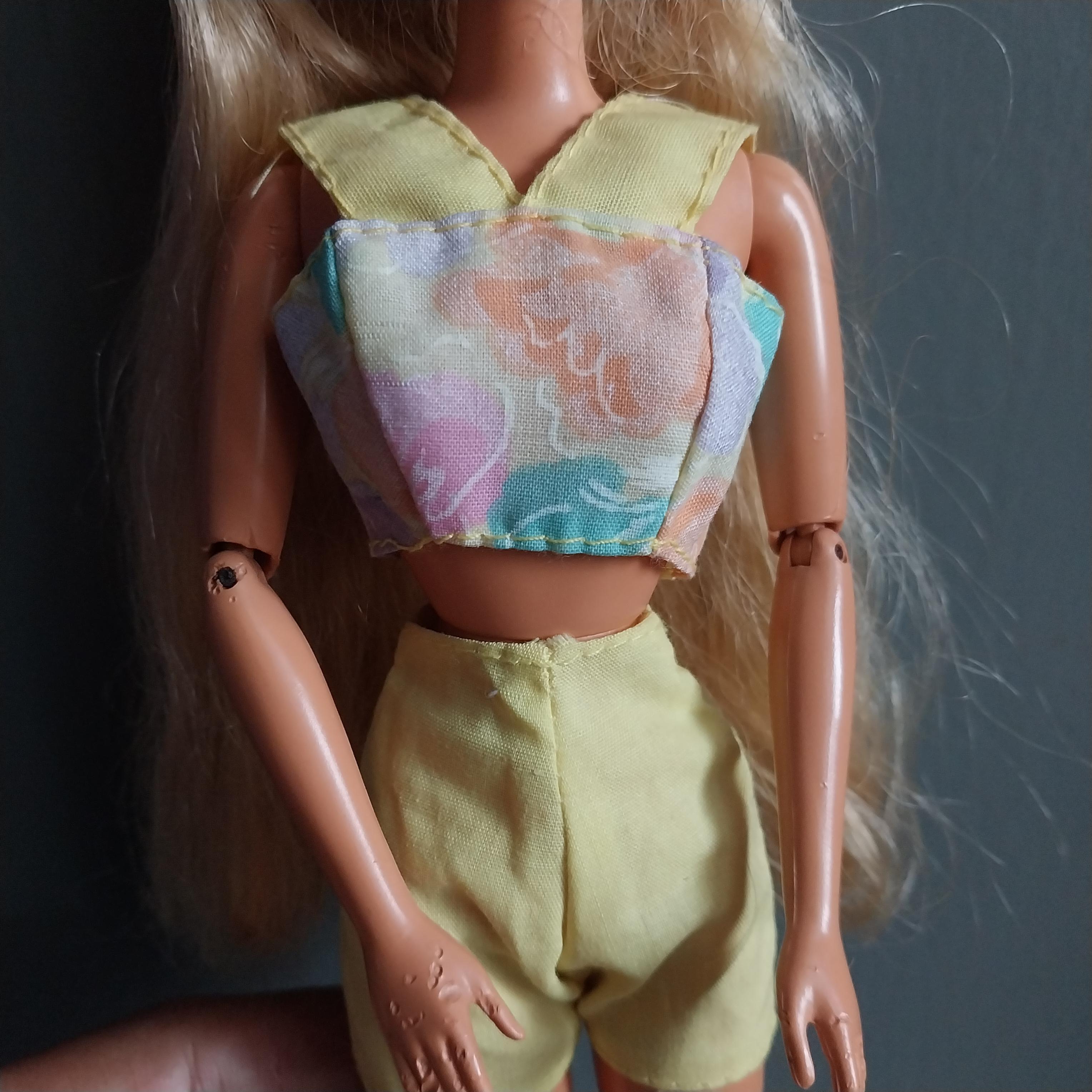 มีหลายภาพ ข้อหลวม มือมีตำหนิ ตุ๊กตาบาร์บี้วินเทจข้อต่อรุ่นเก่า Mattel 1993 แถมชุด