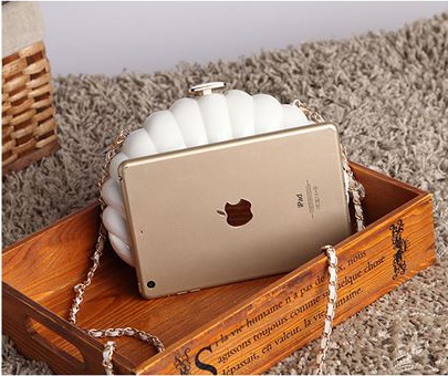 พร้อมส่ง Evening Clutch กระเป๋าออกงาน ทรงเปลือกหอย ใส่ของได้เยอะจุใจ สีขาวมุก มาพร้อมสายสะพายยาว
