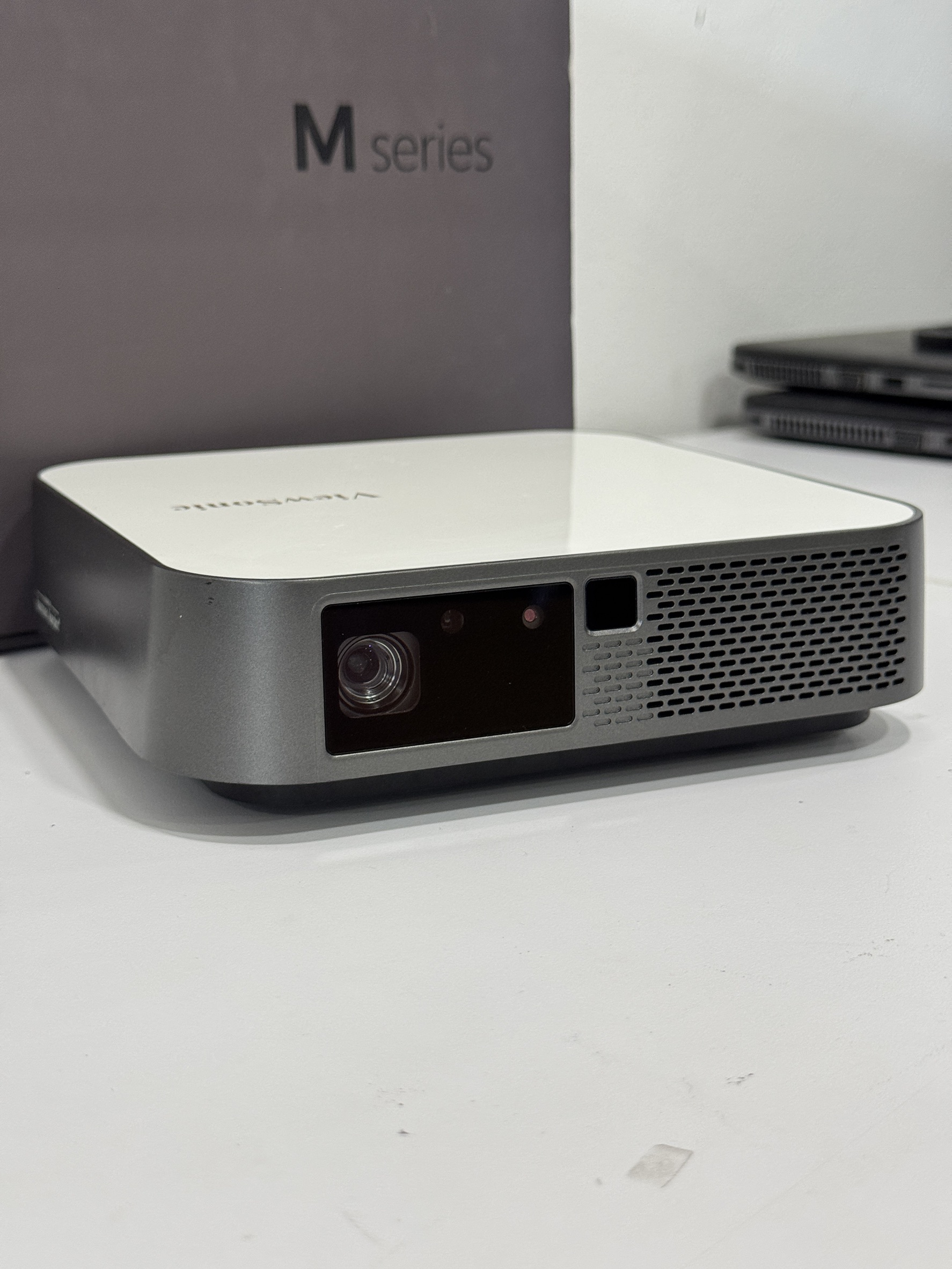 Projector สำหรับพกพา Viewsonie M2e + Adapter + Remote + กระเป๋า