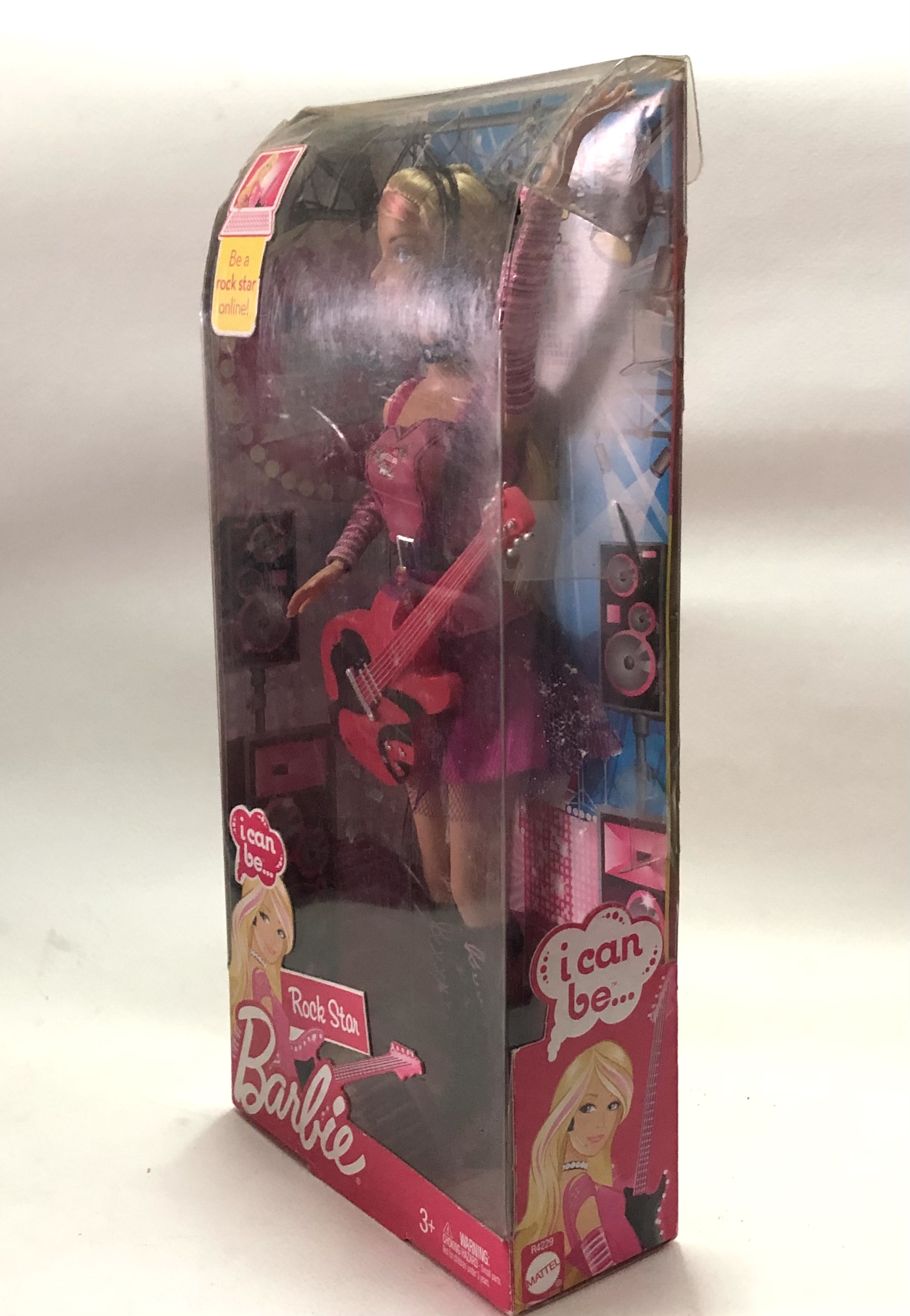 มือ1**มือด้านที่ยกมีตำหนิเล็กน้อยตามภาพ เก่าเก็บในกล่อง ตุ๊กตาบาร์บี้รุ่น I can be ...Rock Star. บาร์บี้อาชีพ